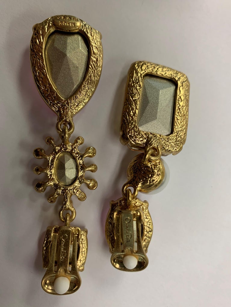 Boucles D'oreilles Pendantes OSCAR DE LA RENTA - Cristaux Roses Et Perles, Plaqué Or