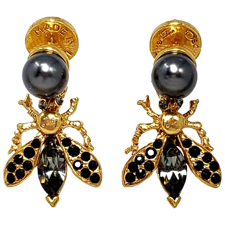 Boucles d'oreilles pendantes Oscar de la Renta en fausse perle de Tahiti  ornées de bijoux en forme de mouche En vente sur 1stDibs