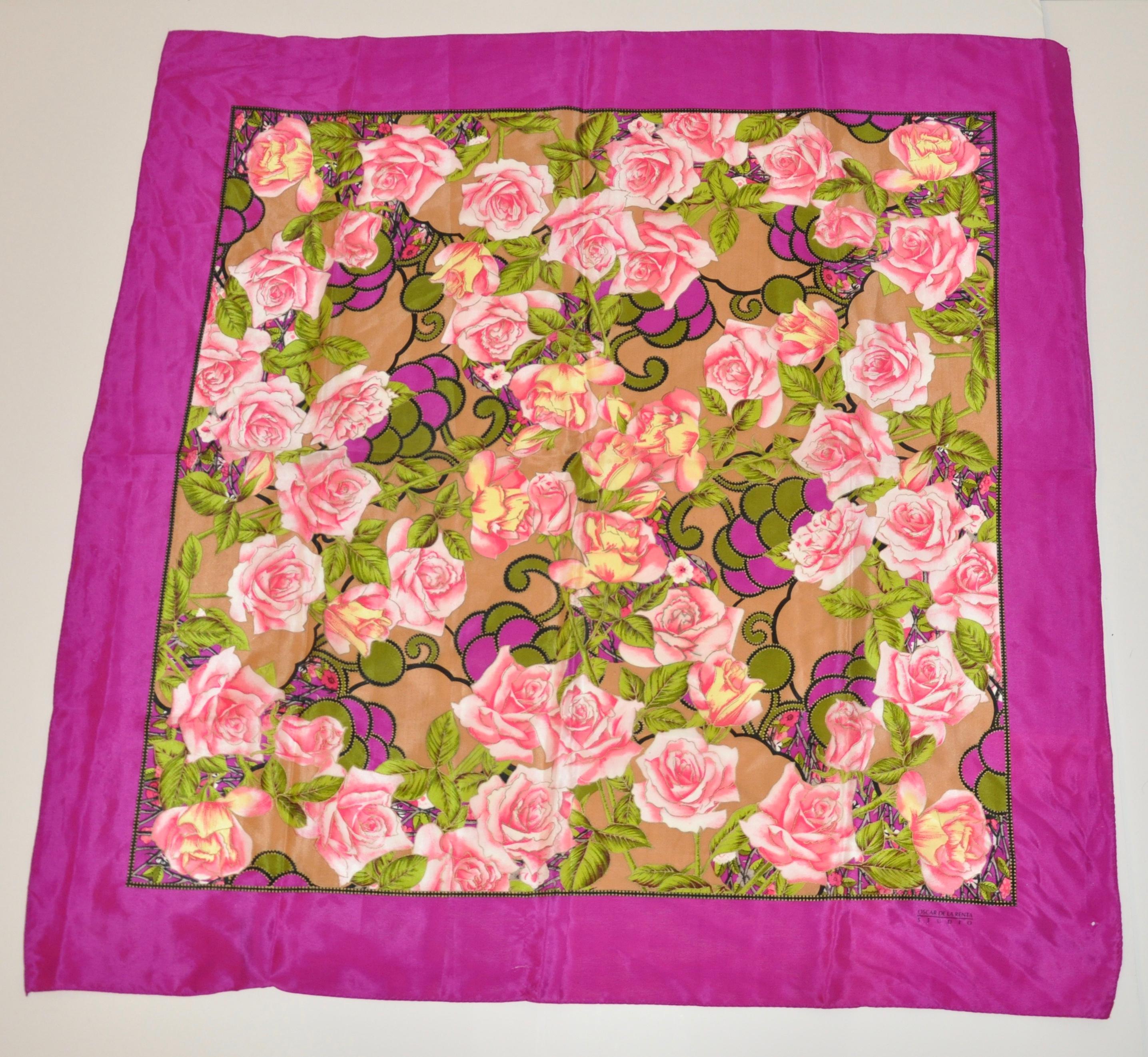        Magnifique écharpe festive en soie d'Oscar de la Renta avec des bordures violettes audacieuses entourant 