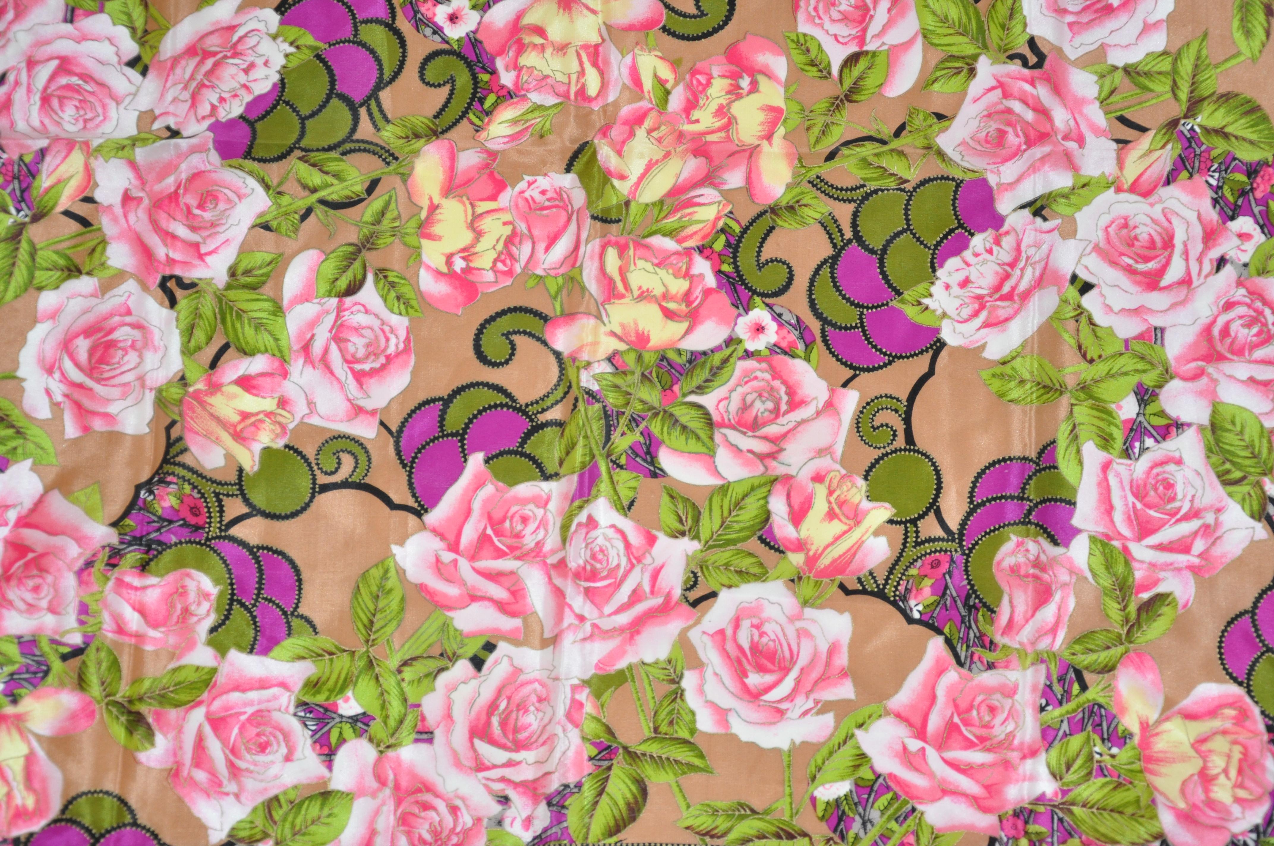 Oscar de la Renta Festive Bold Violet Border „Popping Roses“ Seidenschal (Pink) im Angebot