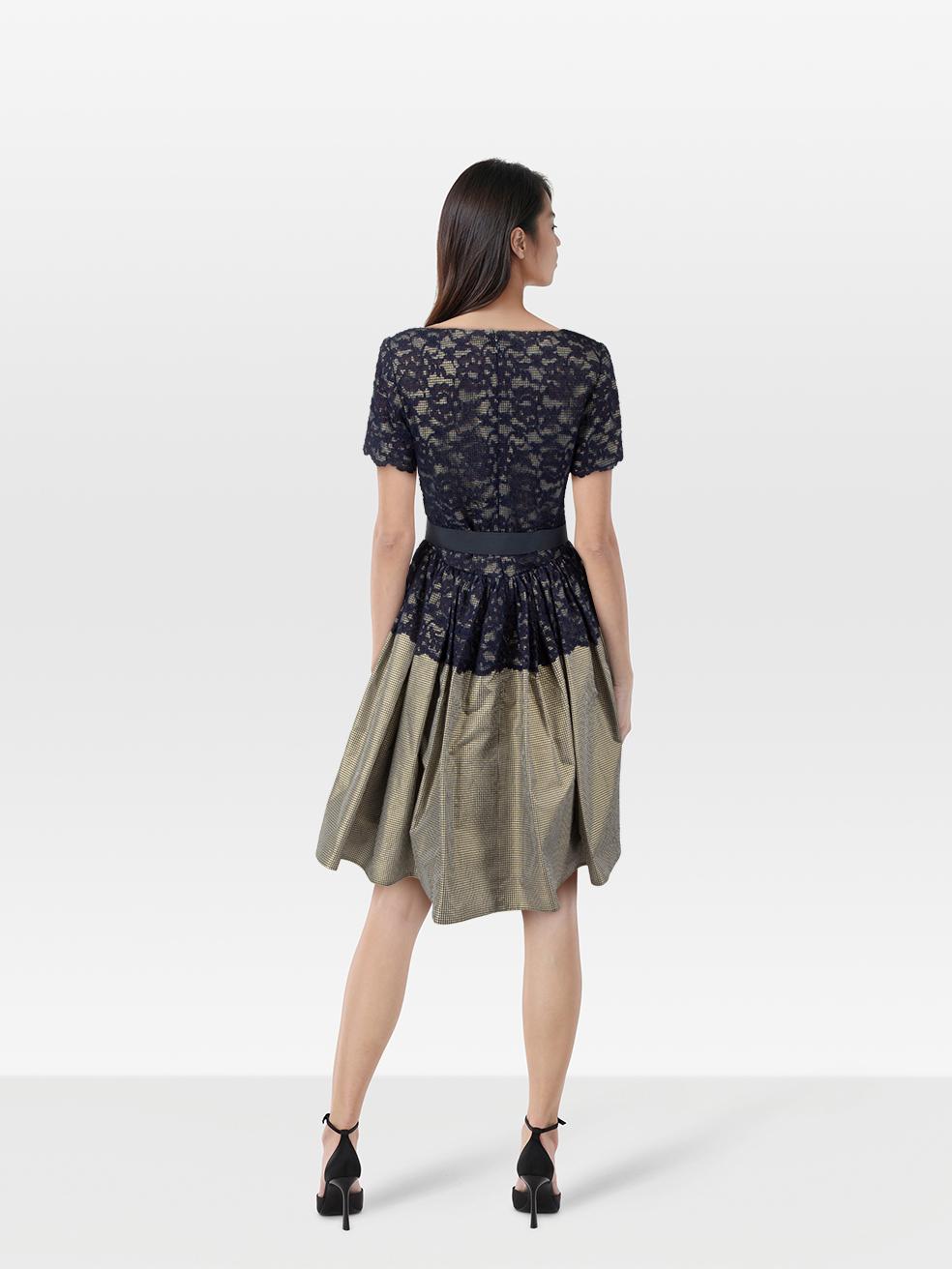 CONDITION is Very good. Minimal wear to the dress is evident. Discolouration under the right armpit lining. Scratching to the centre back zipper pull on this used Oscar de la Renta designer resale item. Discolouration may need gentle hand wash