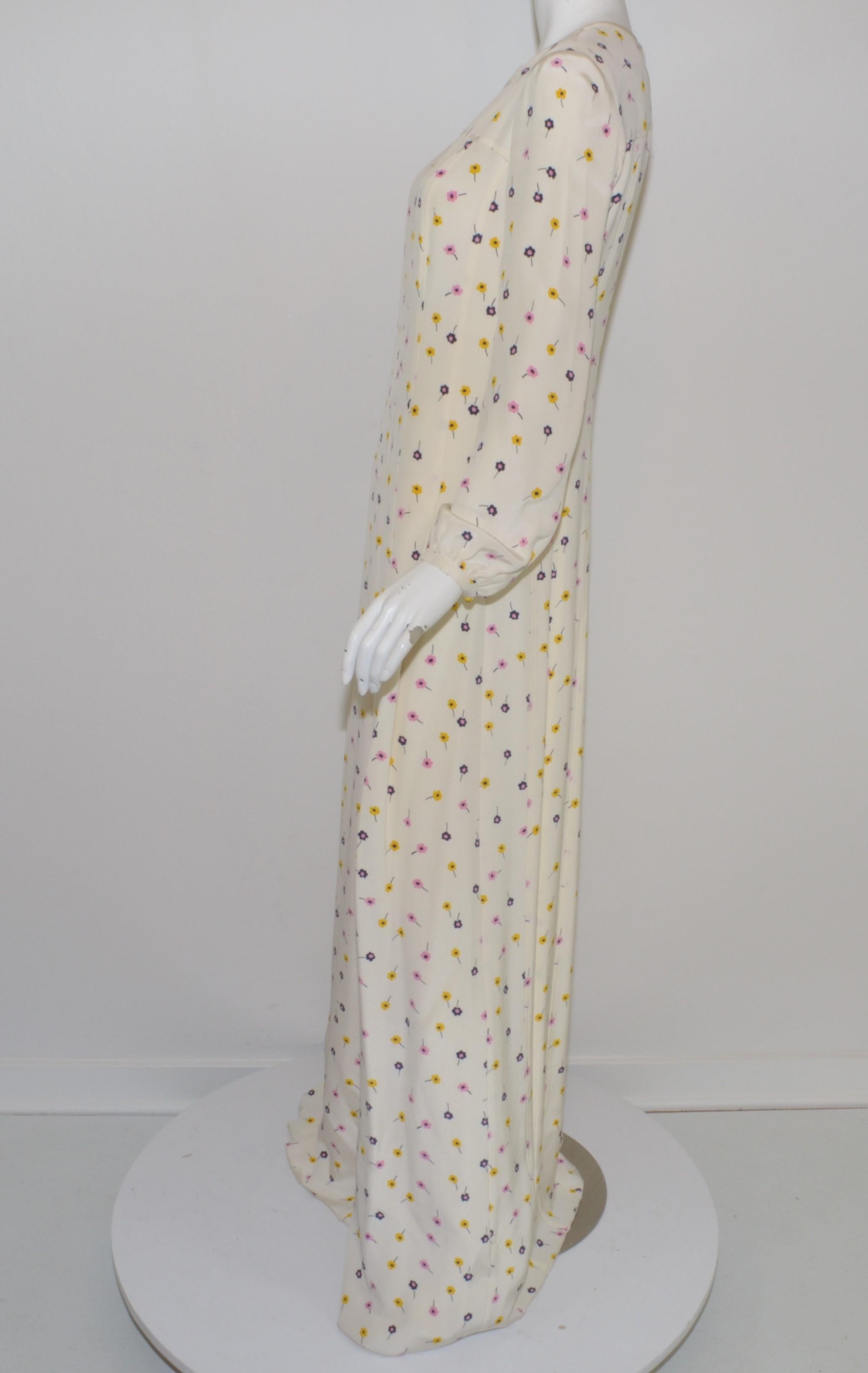 Oscar de la Renta dress features a floral print throughout an ivory background in a long-sleeve maxi style. Dress has a back zipper and hook-and-eye fastening. New with tags, size 2.

Measurements:
Bust 34”
Waist 30”
Hips 40”
Length 63”
Sleeves 25”