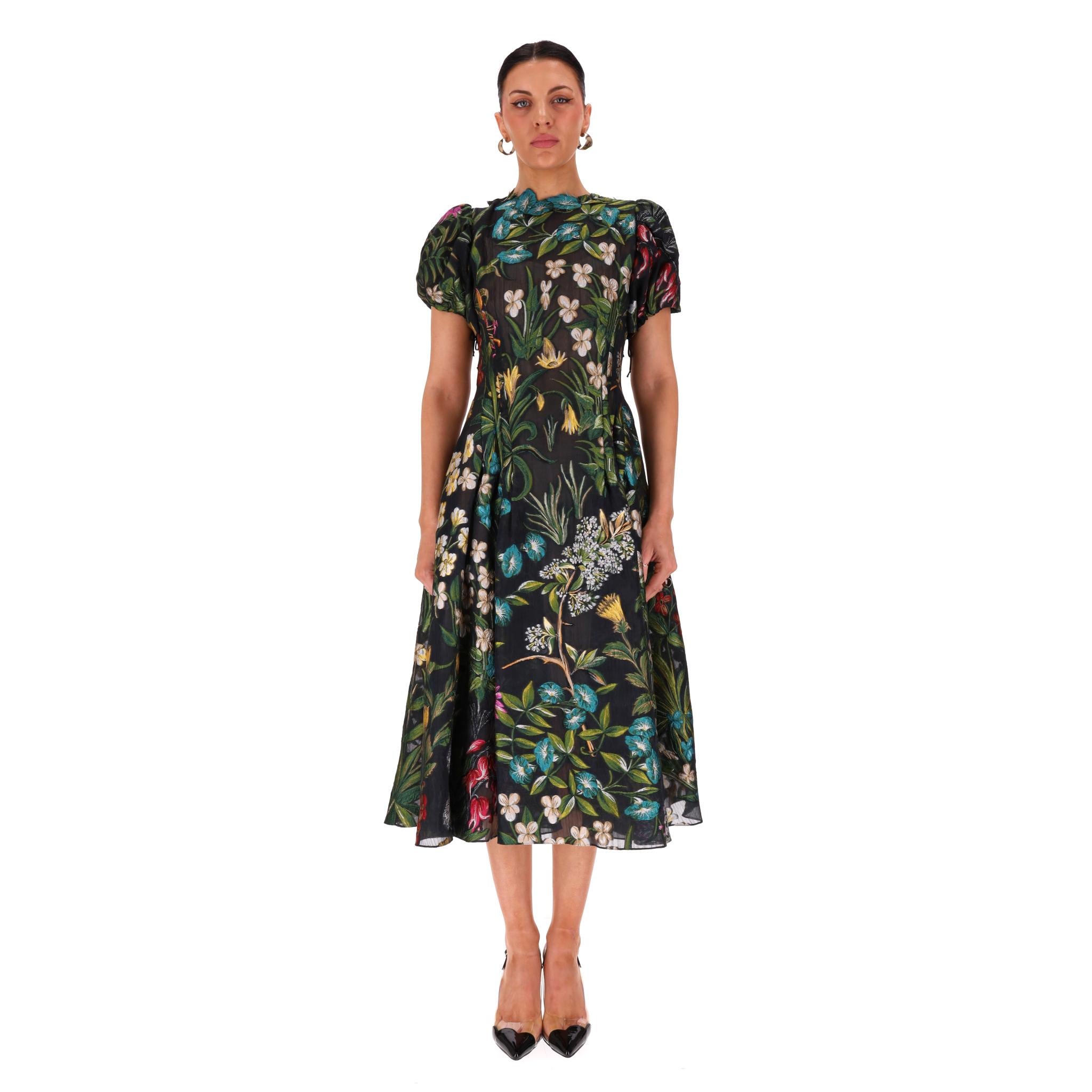 Oscar De La Renta - Vestito in misto seta con maniche a sbuffo e arazzo floreale

Abito midi nero realizzato in misto seta e disegnato con una vivace fantasia floreale multicolore.

Caratterizzato da una silhouette A-line con maniche corte a sbuffo