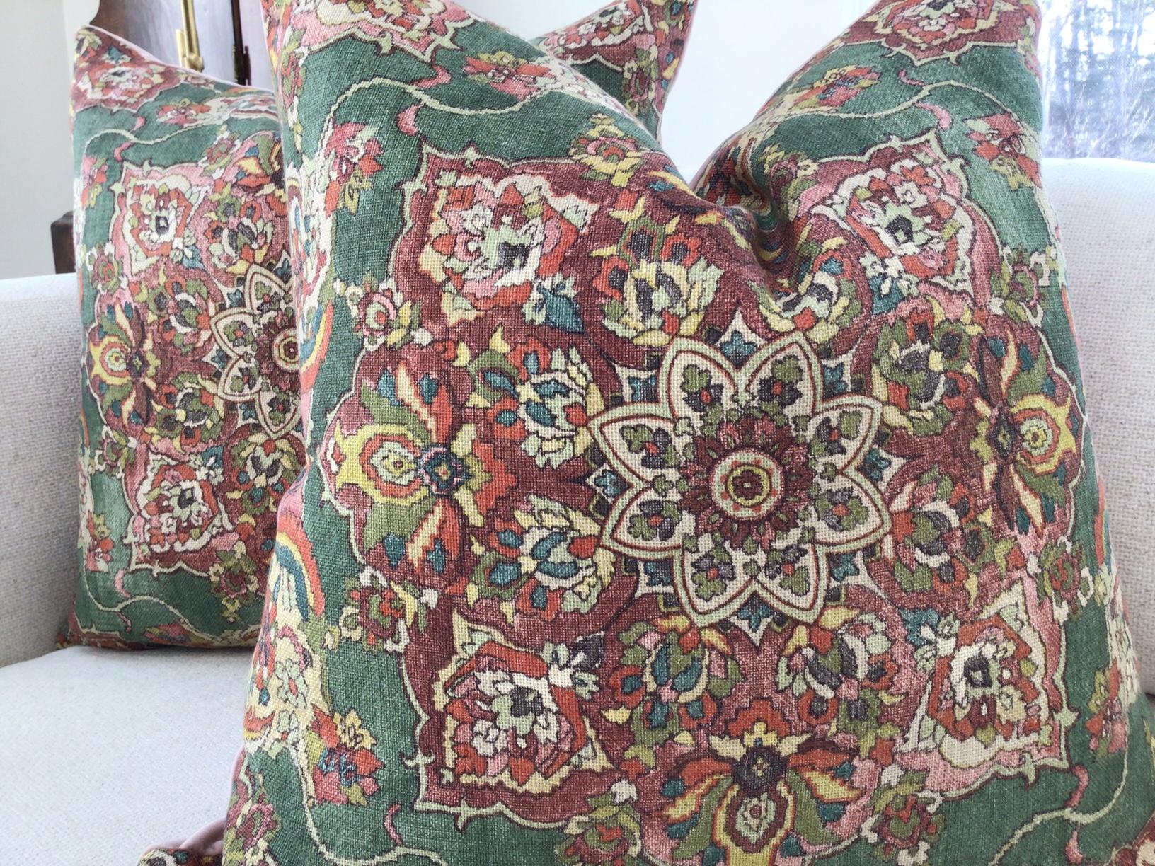 Como una preciosa alfombra persa antigua... Granada en joya presenta un medallón central con ricos detalles en tonos joya de verde esmeralda, especia, rubí y rosa.

Encantador.42

Vendrán en un par de 22