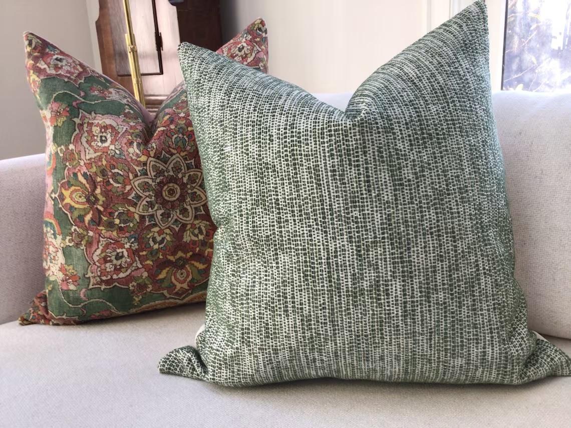 XXIe siècle et contemporain Oscar De La Renta pour Lee Jofa Granada in Jewel coussins à médaillon de 22 pouces en vente