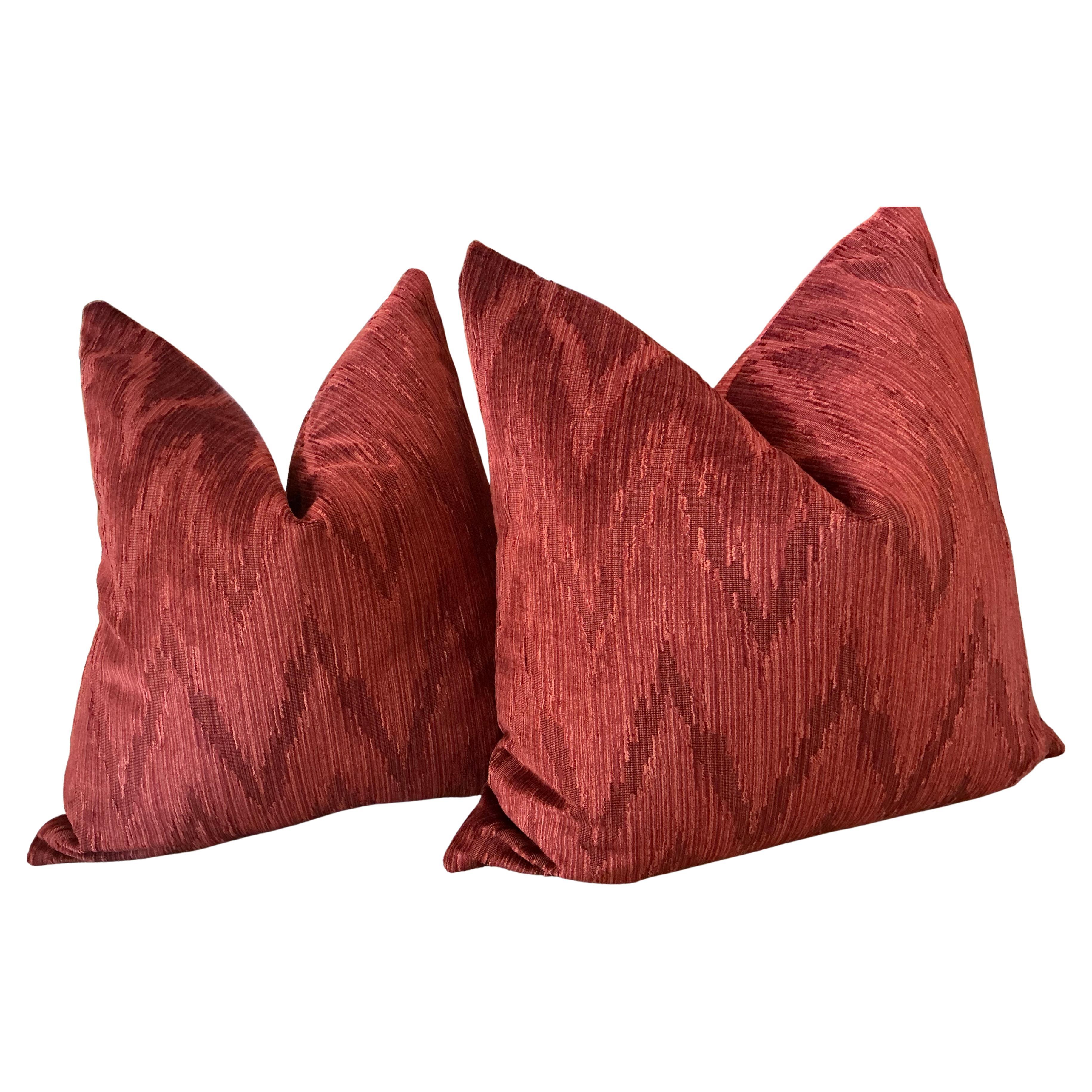Cuscini Oscar De La Renta per Lee Jofa "Holland Flamestich in Cranberry Red" da 22 pollici