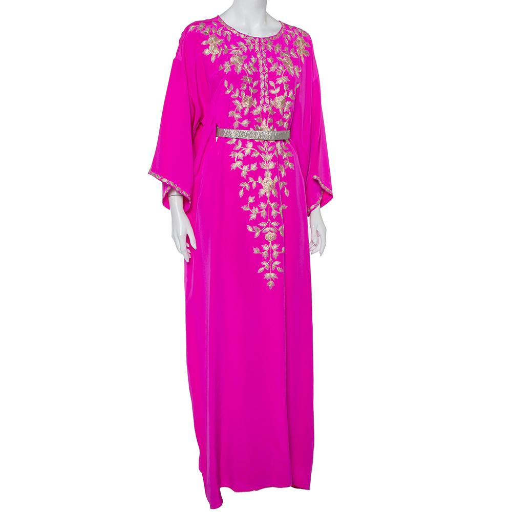 This dress is a perfect example of Oscar de la Renta's ingenious design put together with contemporary fashion. This fuchsia-hued creation offers you utmost comfort fused with sophistication. Flawlessly designed in premium quality silk, this