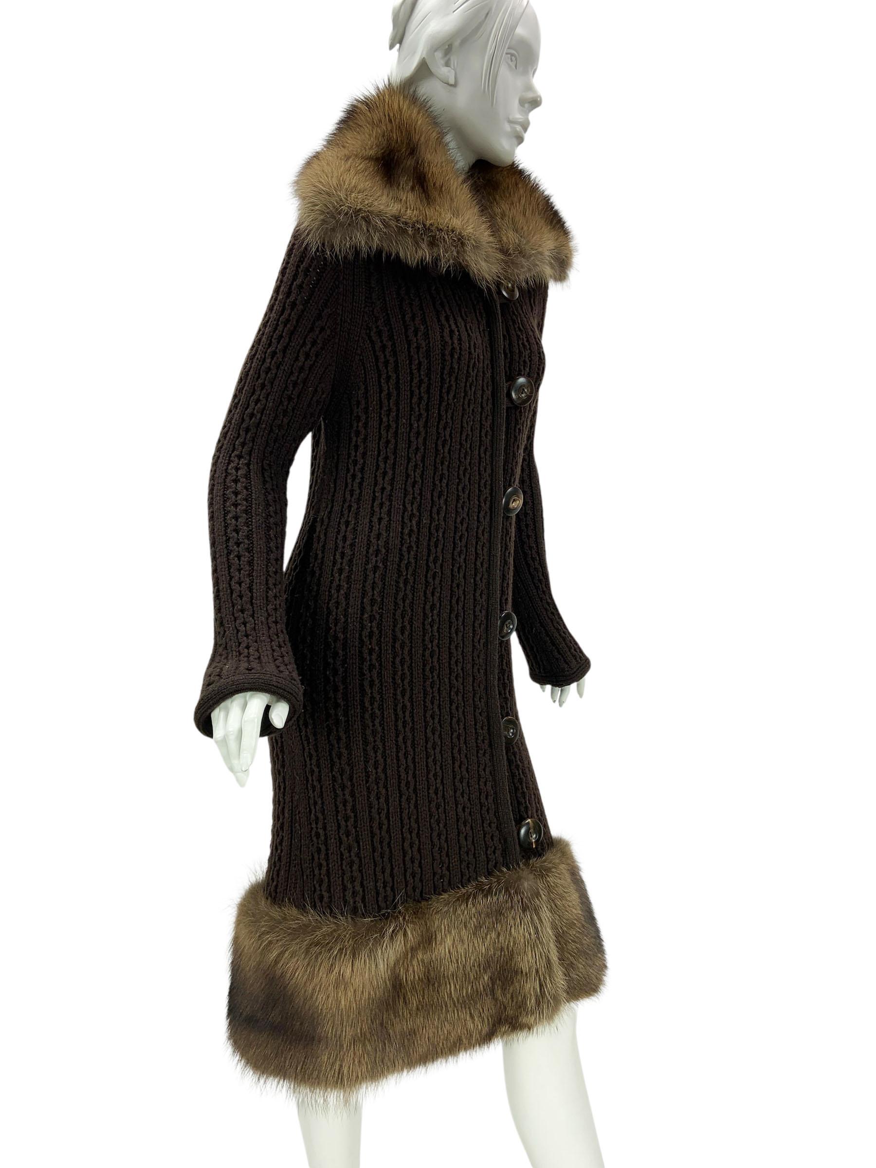 Issu de la luxueuse collection Automne/Hiver 2007 d'Oscar de la Renta, ce manteau exquis est confectionné en Italie dans un somptueux cachemire marron à mailles câblées. Ce modèle est doté d'un col et d'un ourlet surdimensionnés, garnis de fourrure