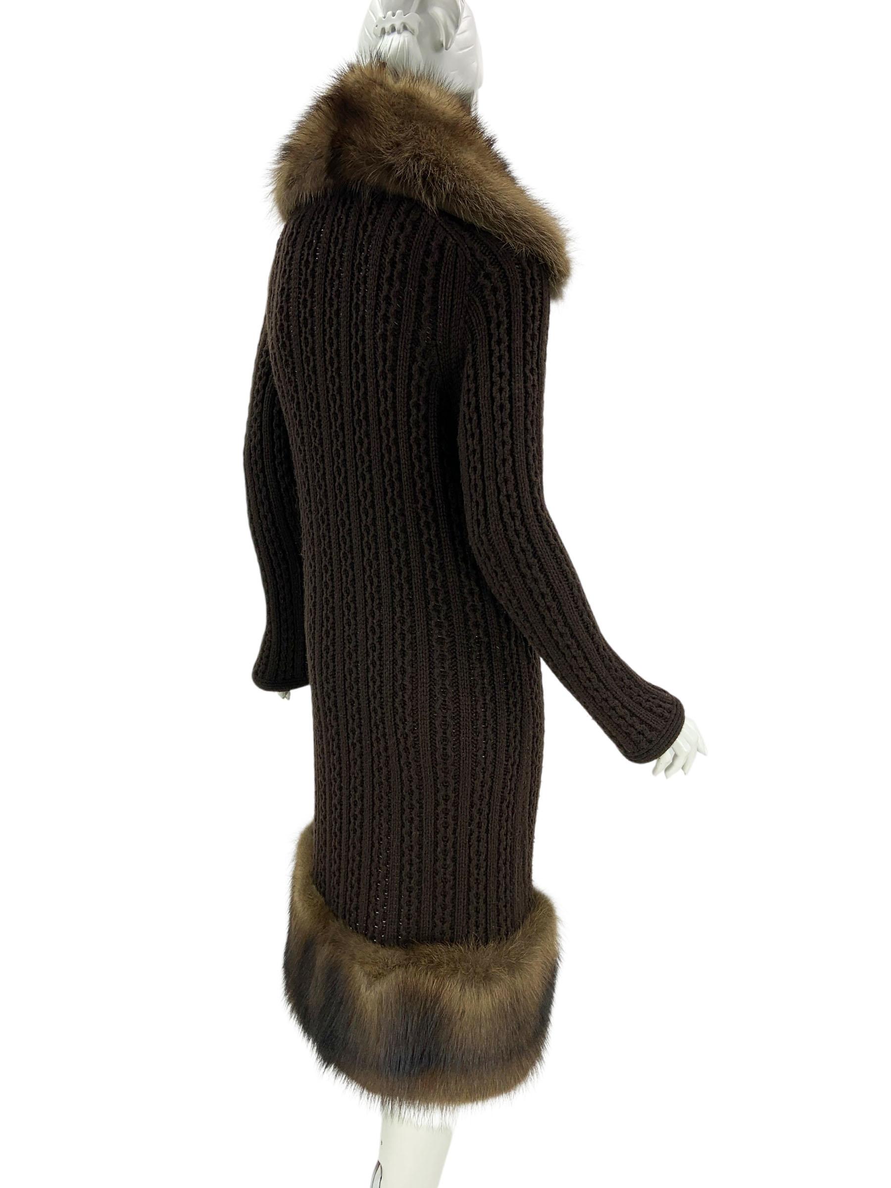 Noir Oscar De La Renta FW 2007 Coates en cachemire avec bordure en fourrure de pêcheur canadien Italian XS en vente