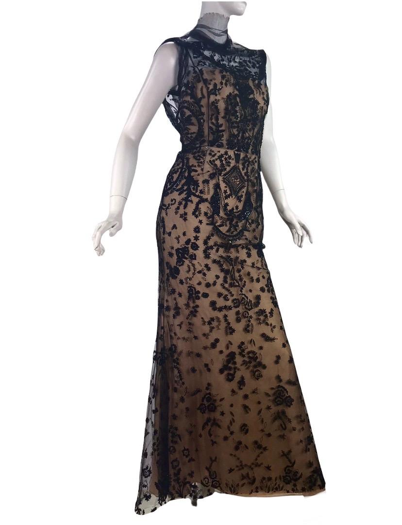 Robe Oscar de la Renta en tulle noir embelli, telle que vue sur Nicole.
L'actrice oscarisée était sexy dans une robe sans manches de couleur nude, avec une superposition noire transparente et embellie, qui créait l'illusion d'une peau apparaissant