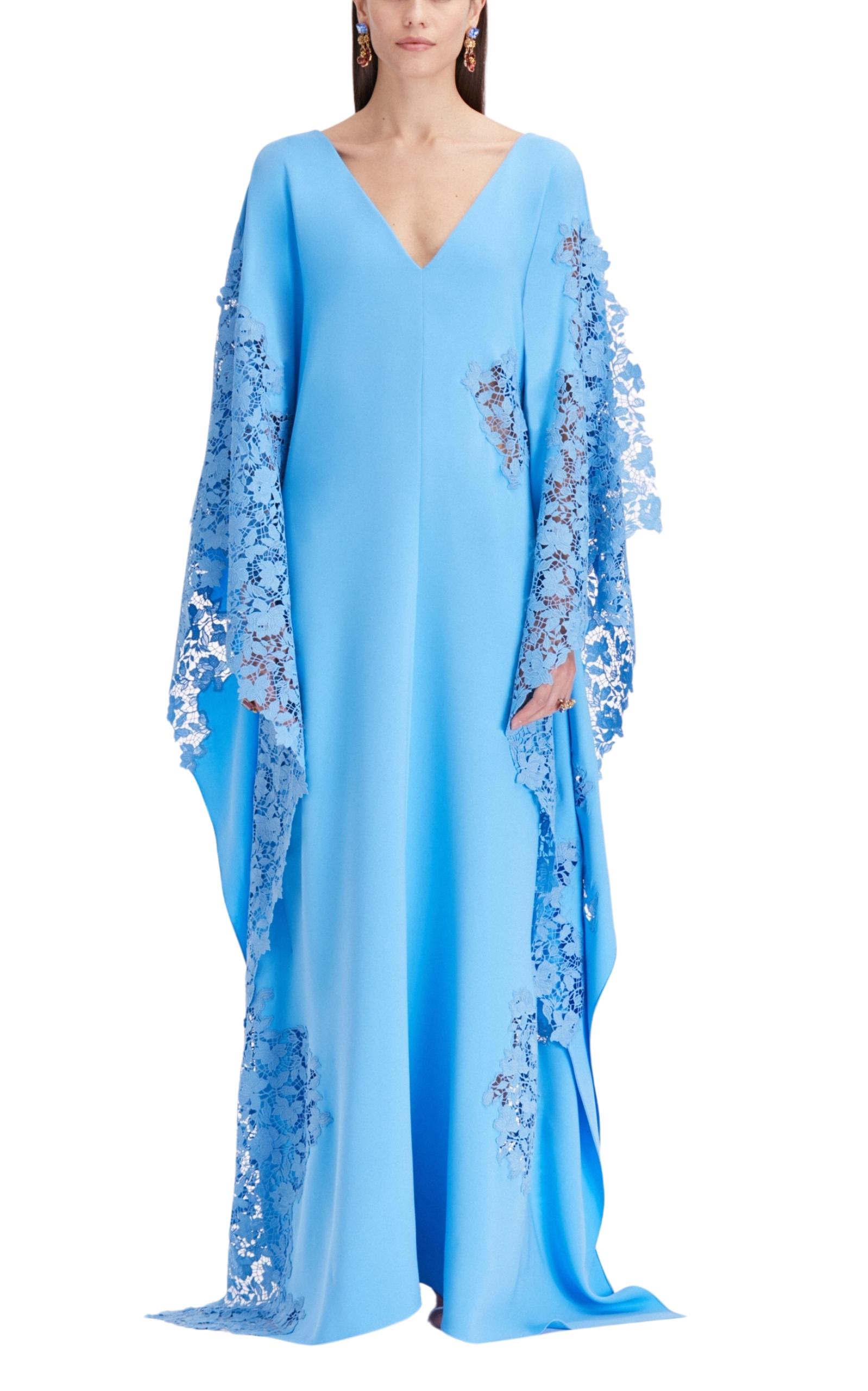 This Oscar de la Renta Gardenia-Lace Silk-Georgette Caftan Gown is tailored from powder-blue stretch-silk georgette, this stunning caftan gown has a free-flowing silhouette trimmed with gardenia-patterned guipure lace along the cascading side