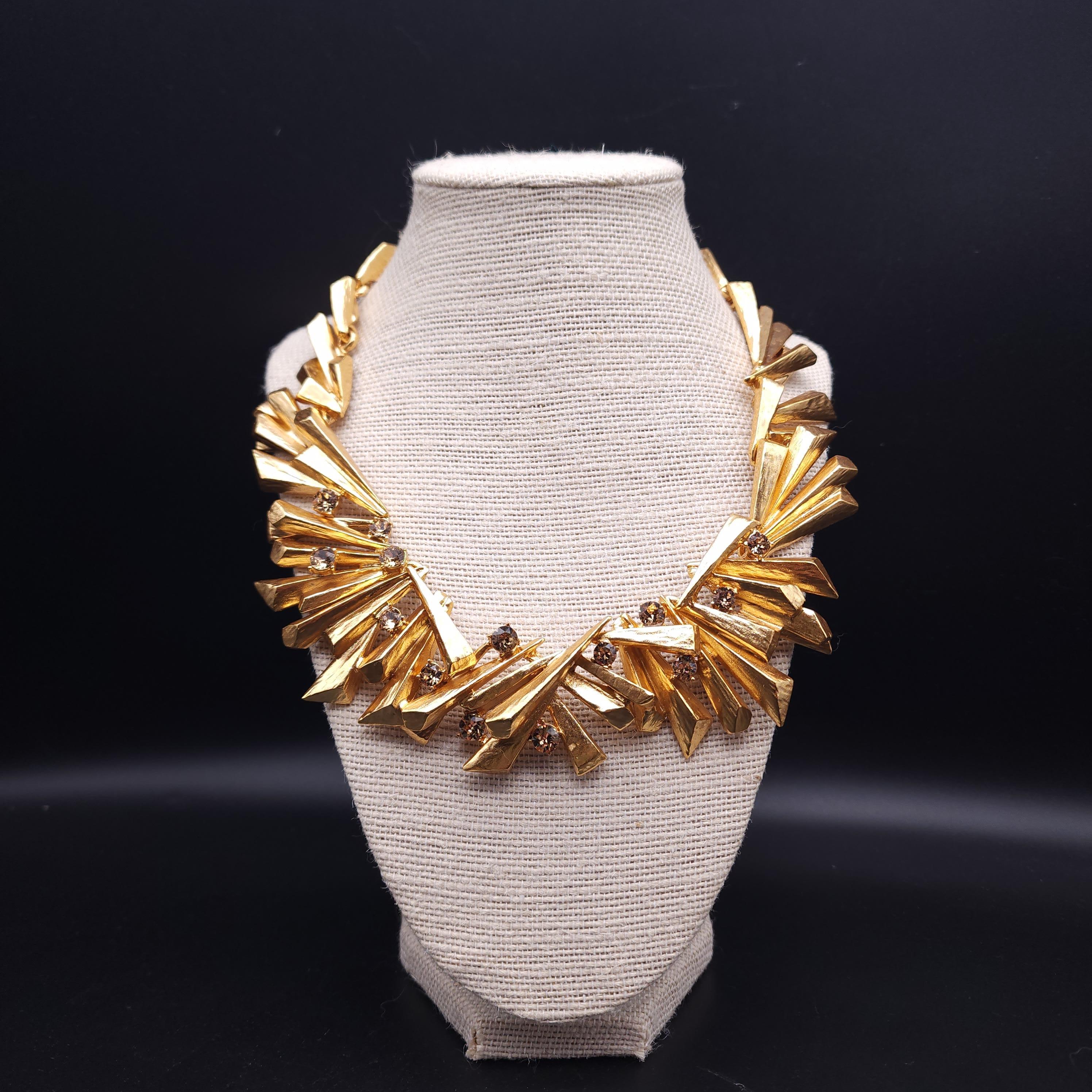 Eleva il tuo stile con questa straordinaria collana placcata in oro di Oscar De La Renta, caratterizzata da un accattivante disegno astratto. I dettagli geometrici e angolari sono lavorati in modo intricato e creano un look audace e scultoreo,