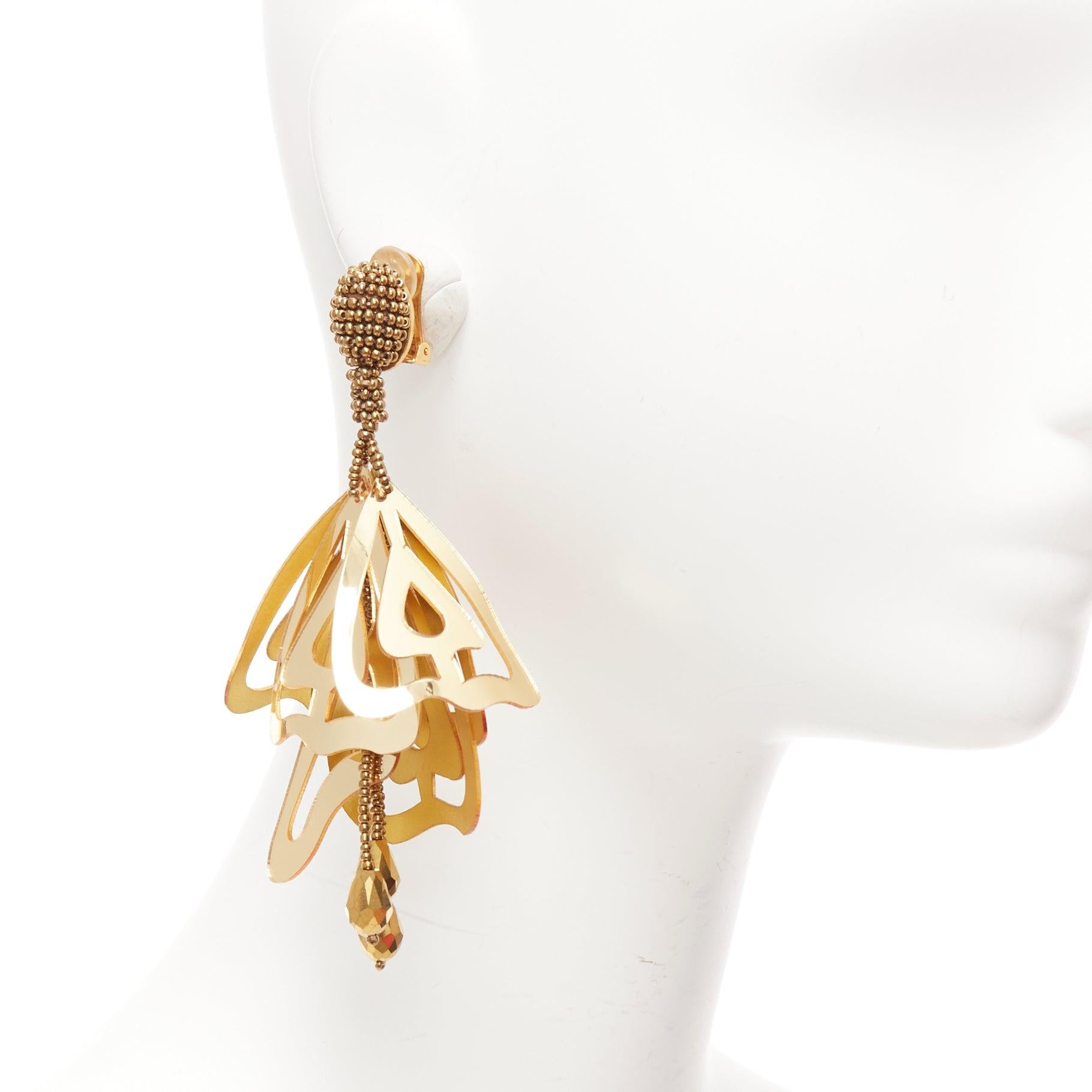OSCAR DE LA RENTA - Paire de boucles d'oreilles clips en acrylique doré avec pétales et perles florales
Référence : AAWC/A01053
Marque : Oscar de la Renta
Matériau : Acrylique
Couleur : Or
Motif : Solide
Fermeture : Clip On
Détails supplémentaires :