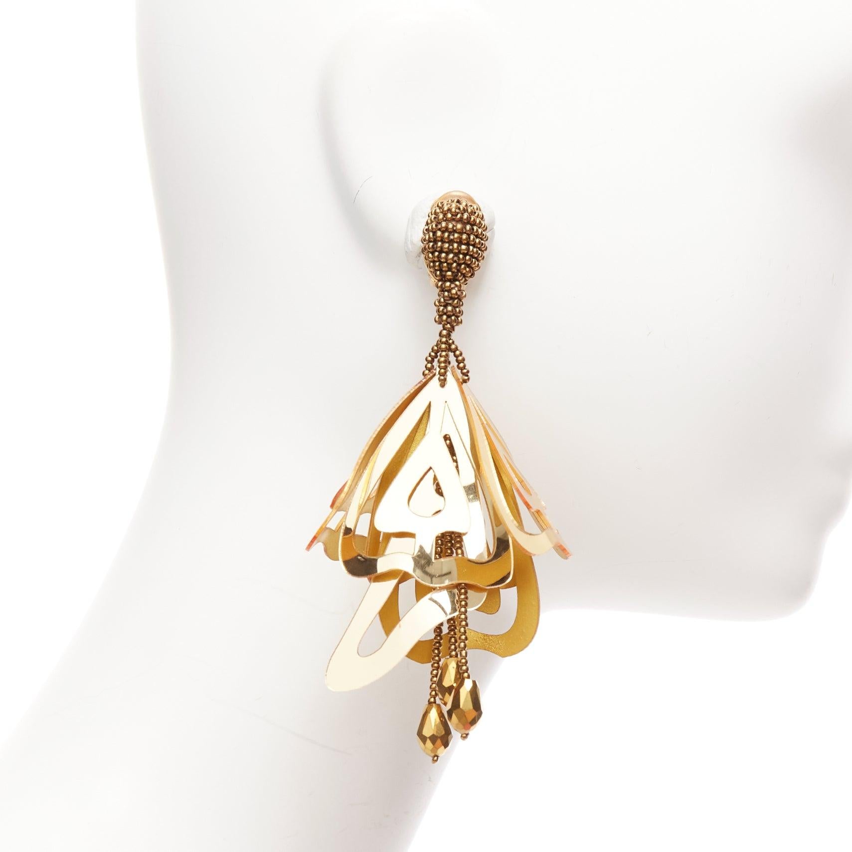 Oscar De La Renta - Boucles d'oreilles clip en acrylique doré avec pétales et perles florales Pour femmes en vente