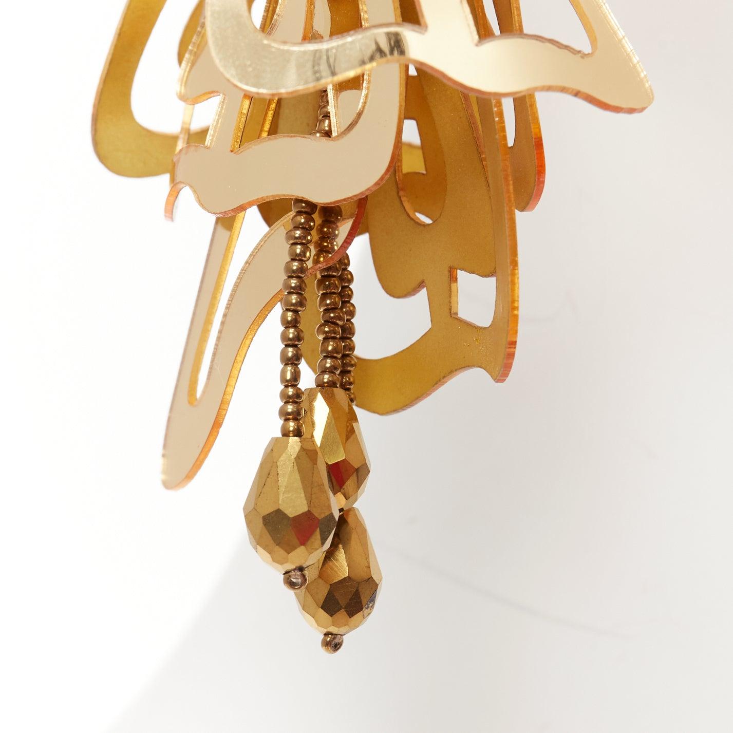 Oscar De La Renta - Boucles d'oreilles clip en acrylique doré avec pétales et perles florales en vente 1