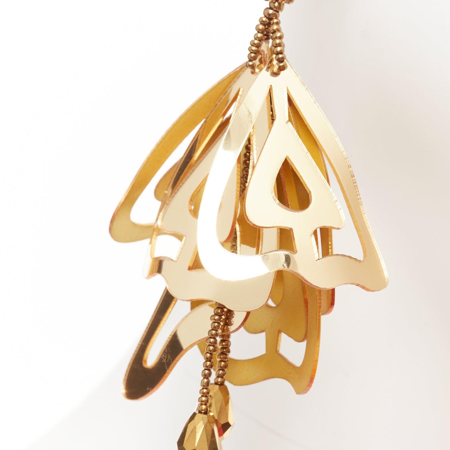 Oscar De La Renta - Boucles d'oreilles clip en acrylique doré avec pétales et perles florales en vente 2