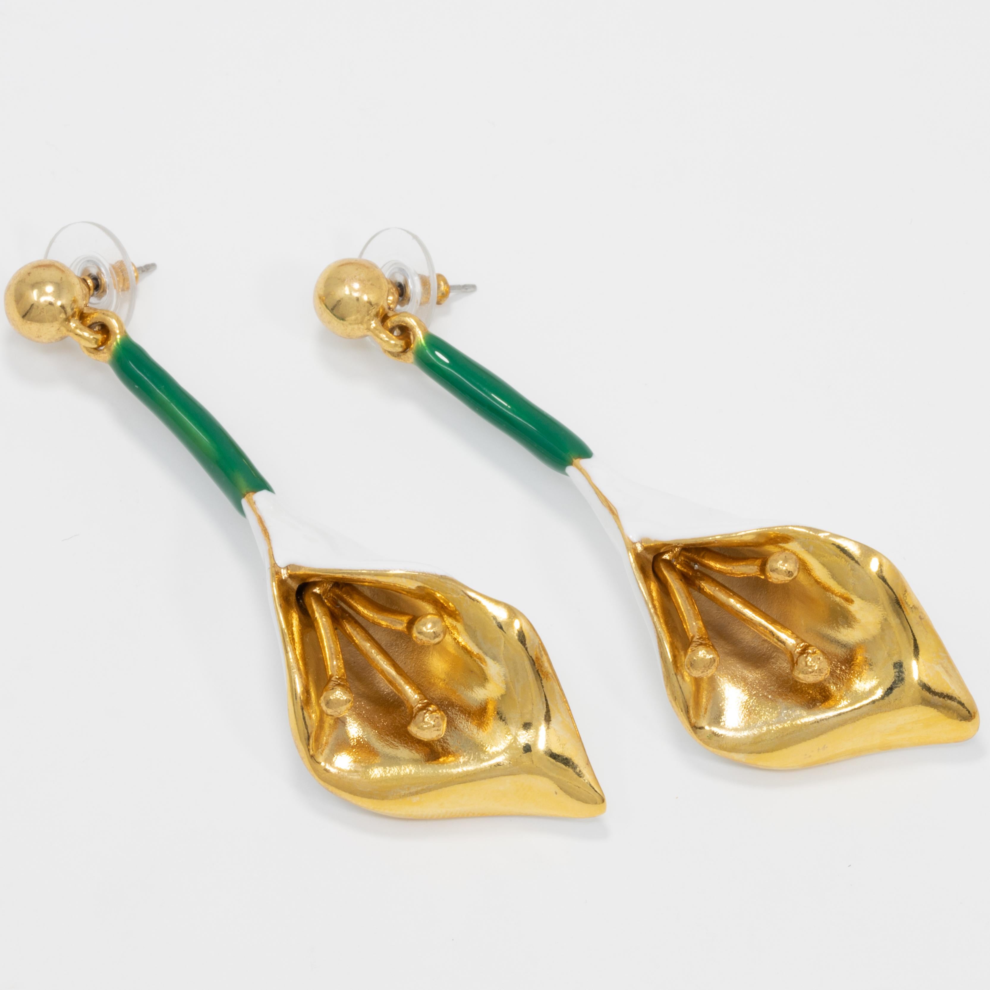 Flower chic dangle earrings by Oscar de la Renta. A pair of golden calla lilies painted in white and green enamel.

Gold plated. Post backs. Drop / dangle style.

Get the matching ring, pin, and bracelet!

Tags, Marks, Hallmarks: Oscar de la Renta,