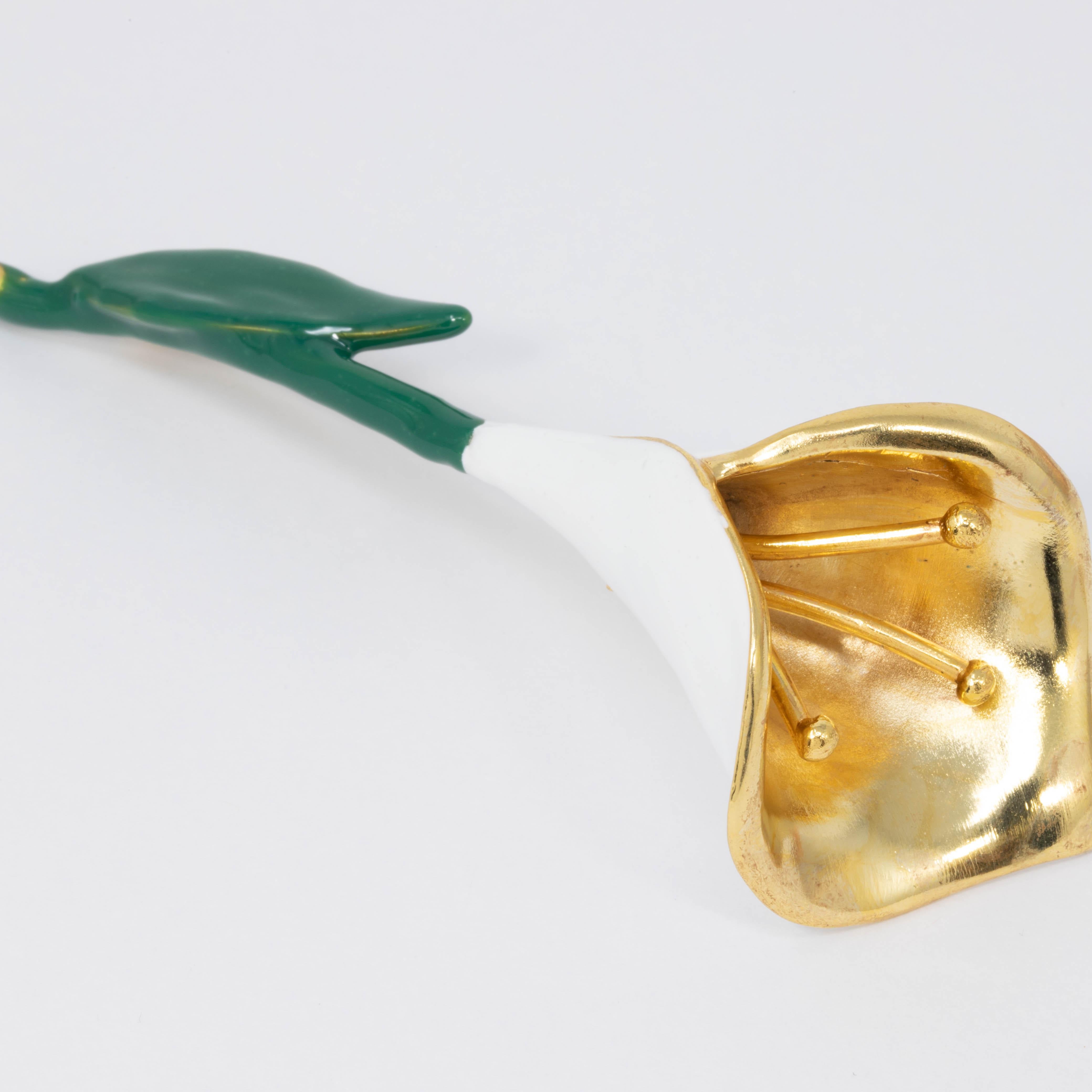 Flower chic pin brooch by Oscar de la Renta. A white and green enamel calla lily in gold.

Gold plated.

Tags, Marks, Hallmarks: Oscar de la Renta, Made in USA