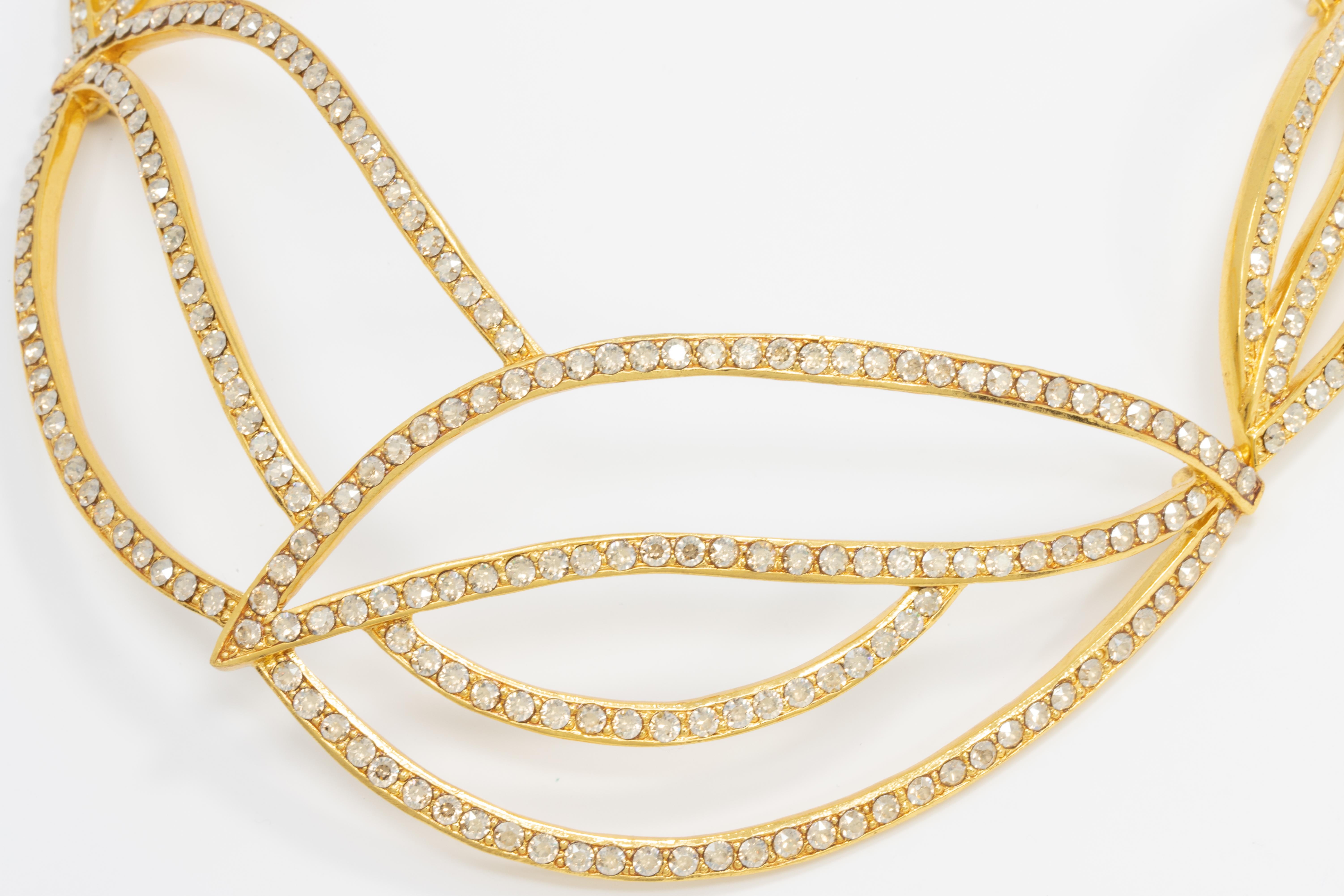 An elegant collar necklace from Oscar de la Renta, lined with smoky, topaz-colored, Swarovski crystals.

Yellow gold-plated.

Length: 14.5 inches

Hallmarks: Oscar de la Renta, Made in USA