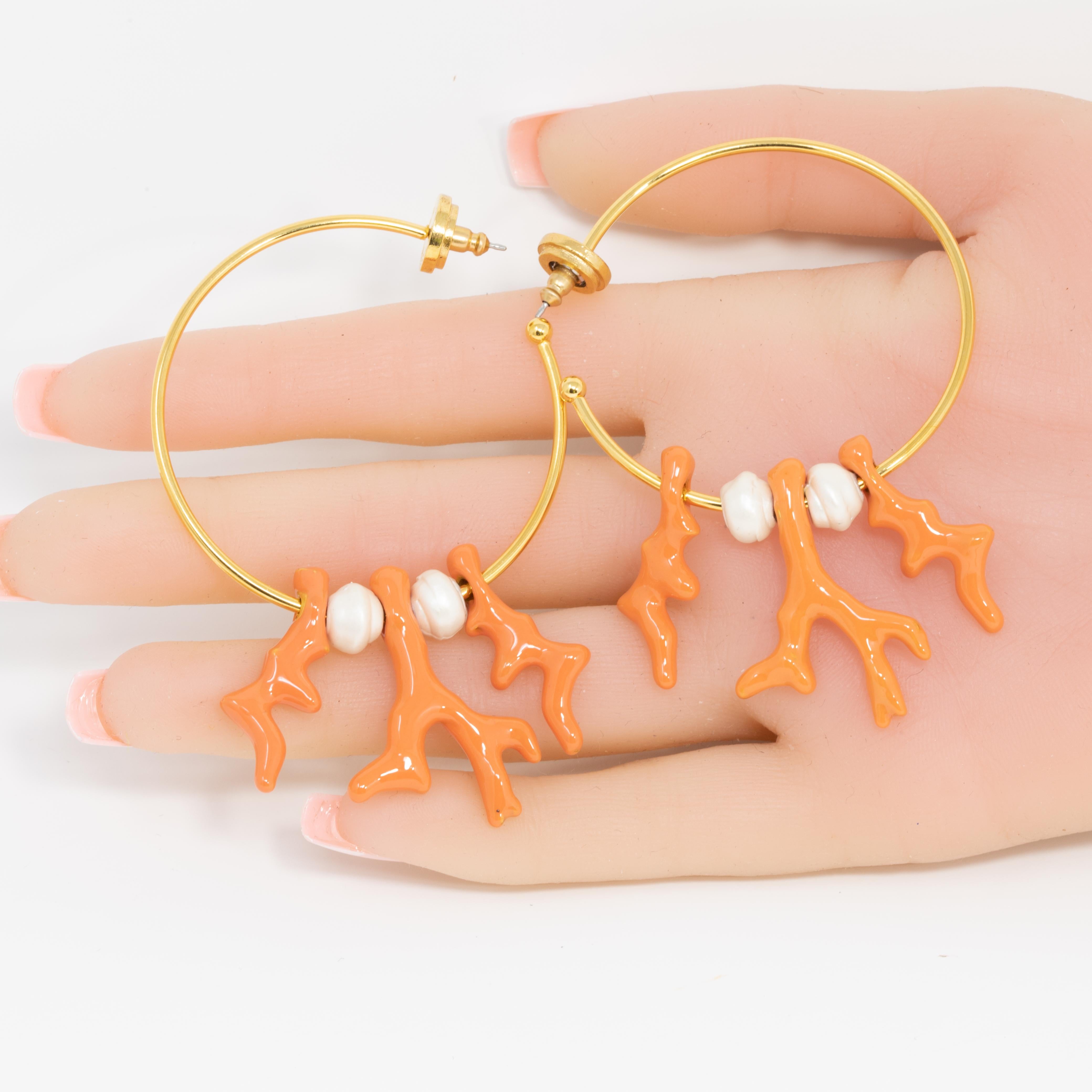 Oscar de la Renta Gold Korallen- und Perlen-Ohrringe, zeitgenössisch (Zeitgenössisch) im Angebot