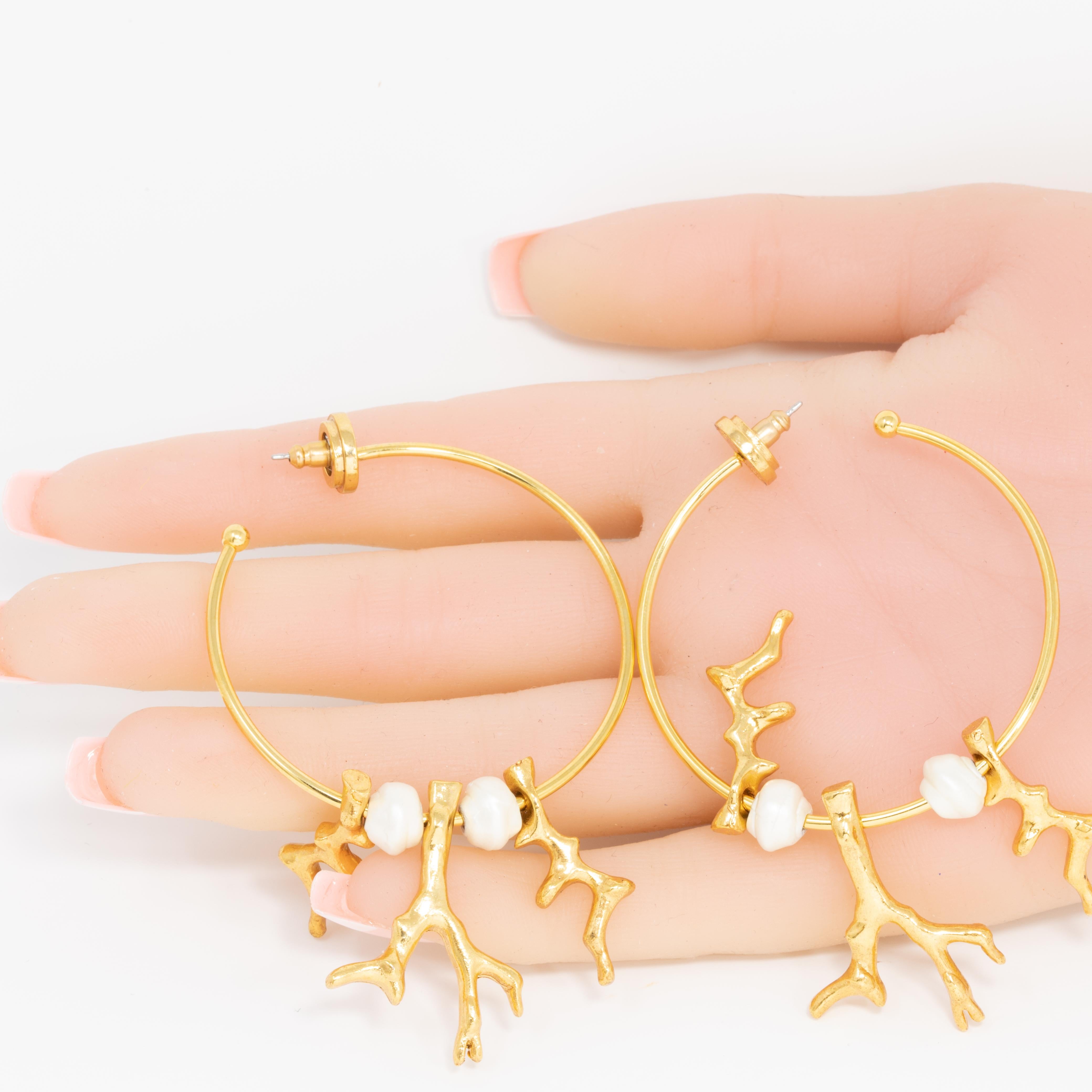 Oscar de la Renta Gold Korallen- und Perlen-Ohrringe, zeitgenössisch im Zustand „Neu“ im Angebot in Milford, DE
