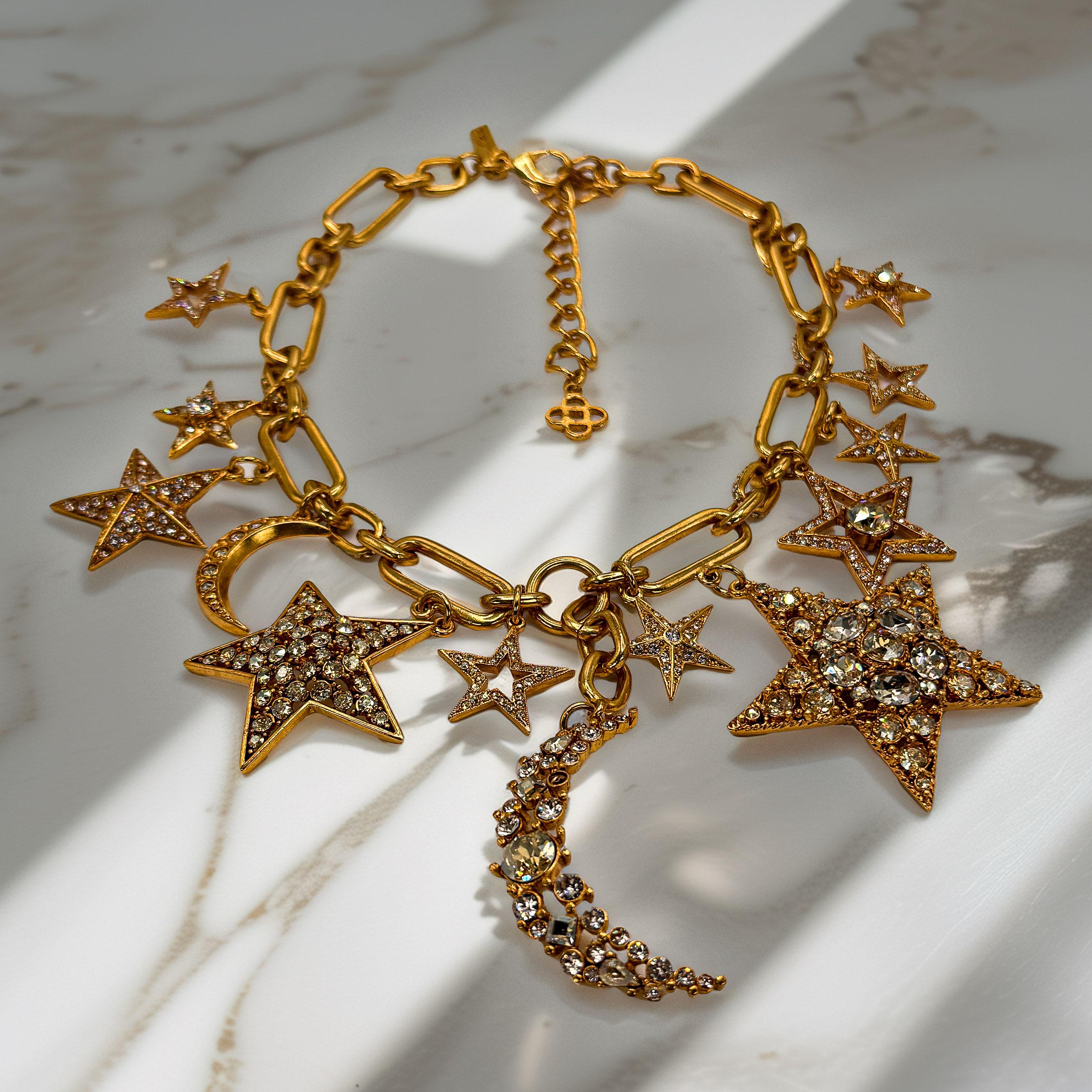 Taglio brillante Oscar De La Renta - Collana con cristalli d'oro, stella e luna, charme celestiale in vendita