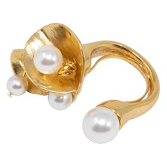 Oscar de la Renta Gold Dangling Pearl Cocktail Ring Open Band Style Contemporary