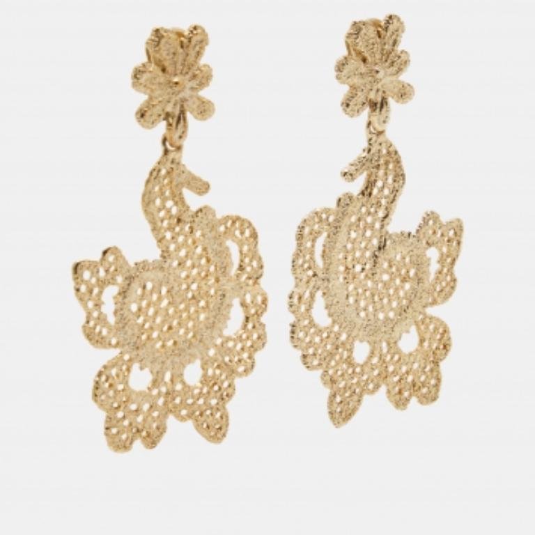 D'une beauté à couper le souffle, ces boucles d'oreilles à clip d'Oscar de la Renta sont vraiment uniques ! Elles ont été réalisées en métal doré et sont ornées d'un travail filigrané complexe. Ils se marieront bien avec la plupart de vos ensembles