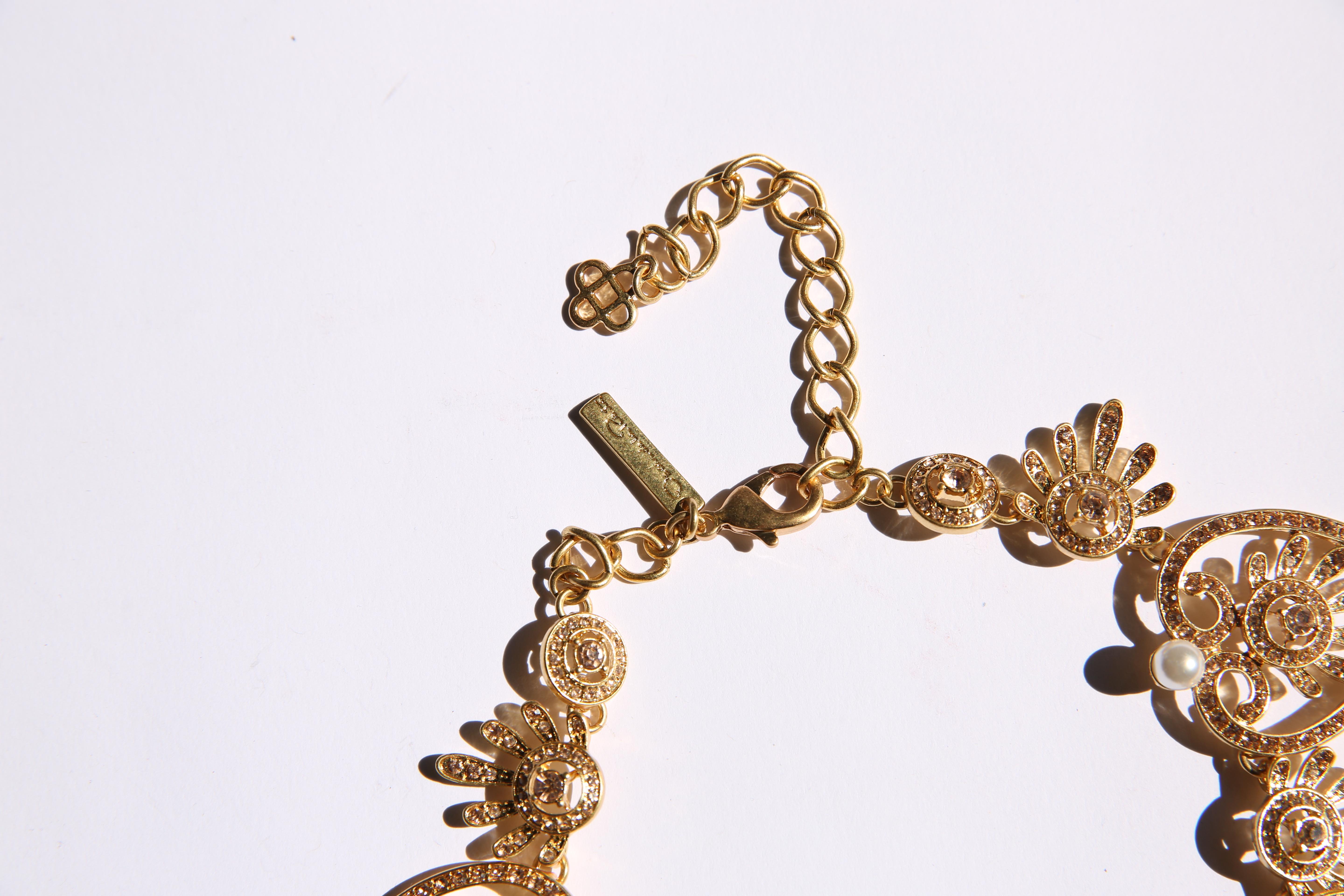 Oscar de la Renta gold heart pink crystal pearl chain choker necklace  In Excellent Condition In Paris, FR
