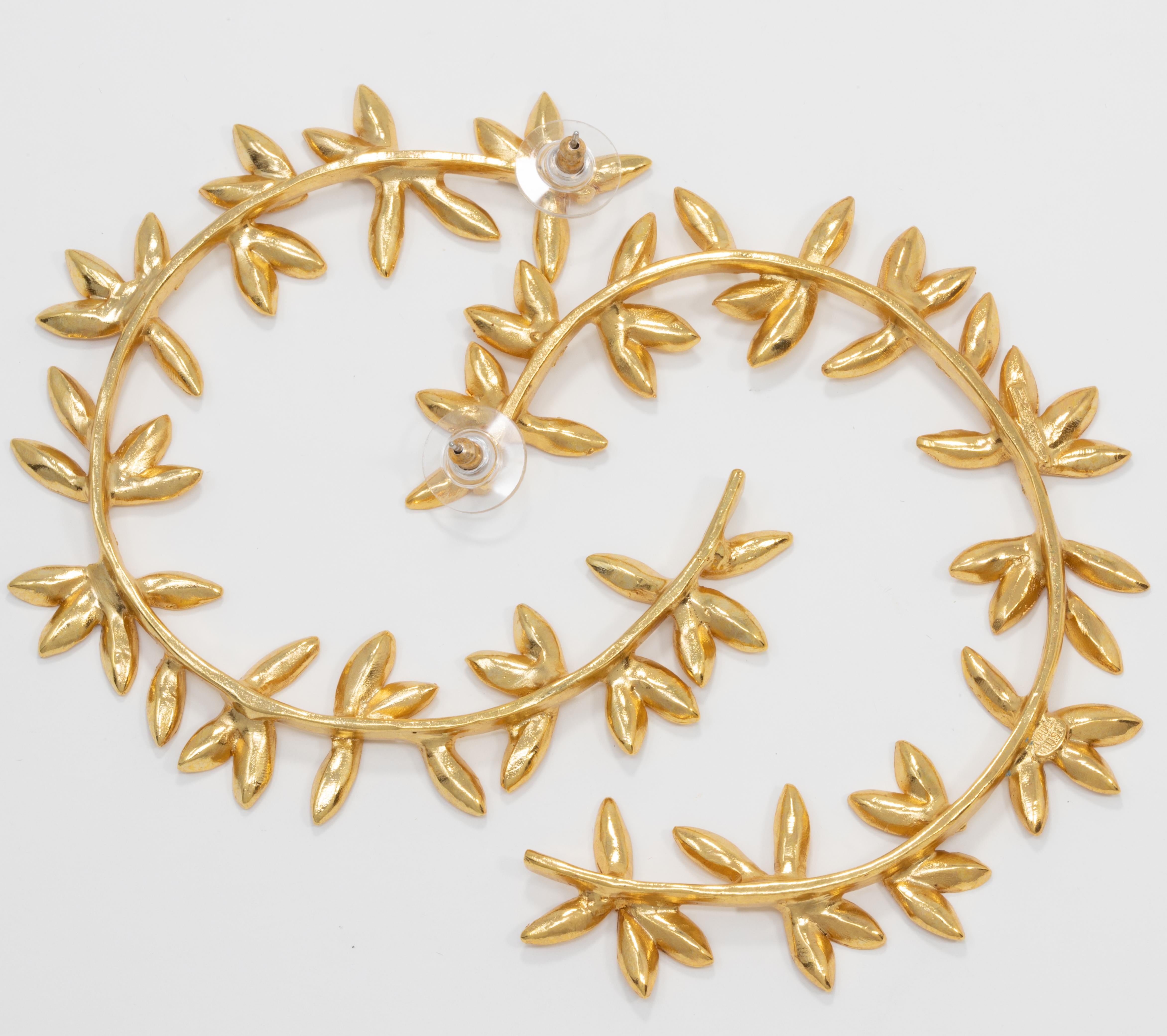 Oscar De La Renta Große goldene Ohrringe mit Blättern, Contemporary (Zeitgenössisch) im Angebot