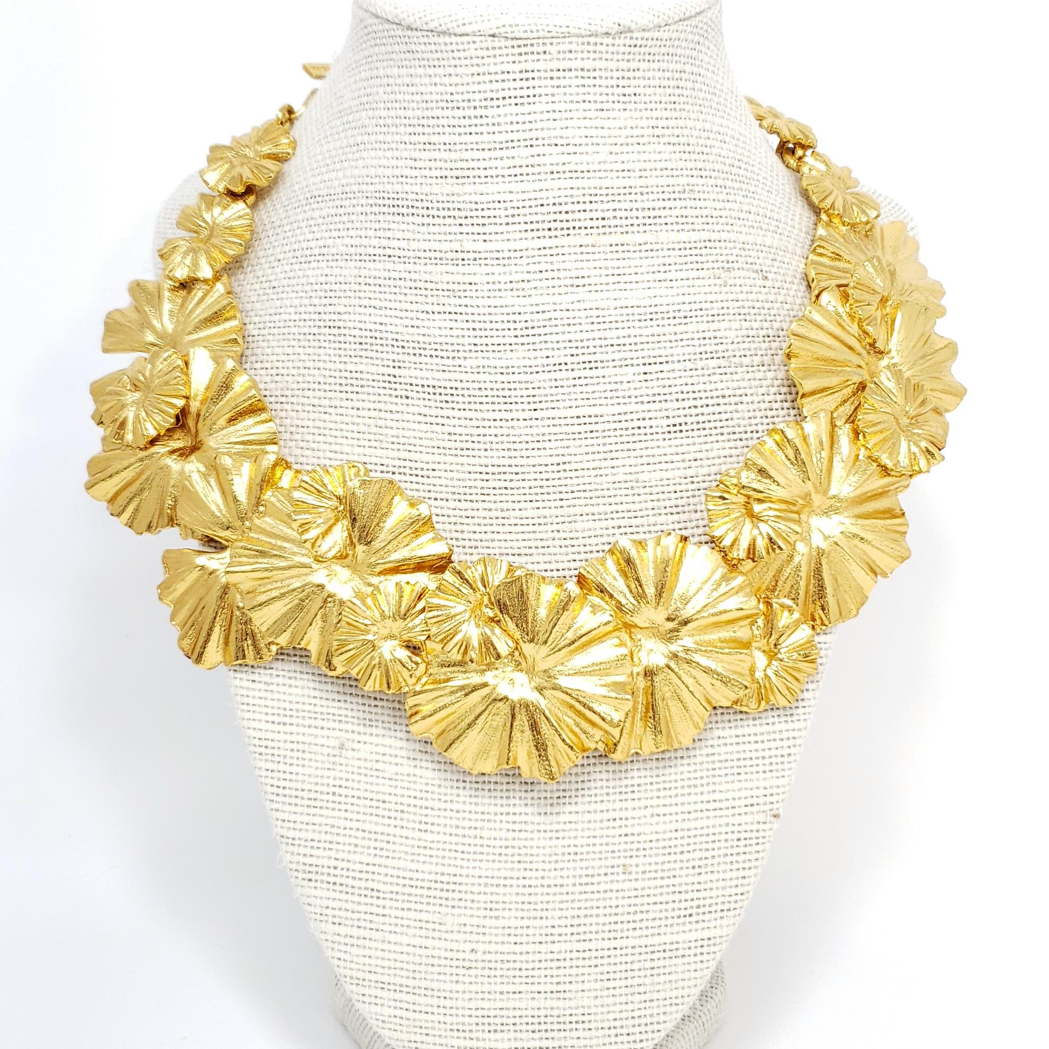 A bold statement necklace from Oscar de la Renta, featuring a strand of clustered golden leaves which rest on the collar.

Hallmarks: Oscar de la Renta, Made in USA

Length: 13 to 16.5 inches
