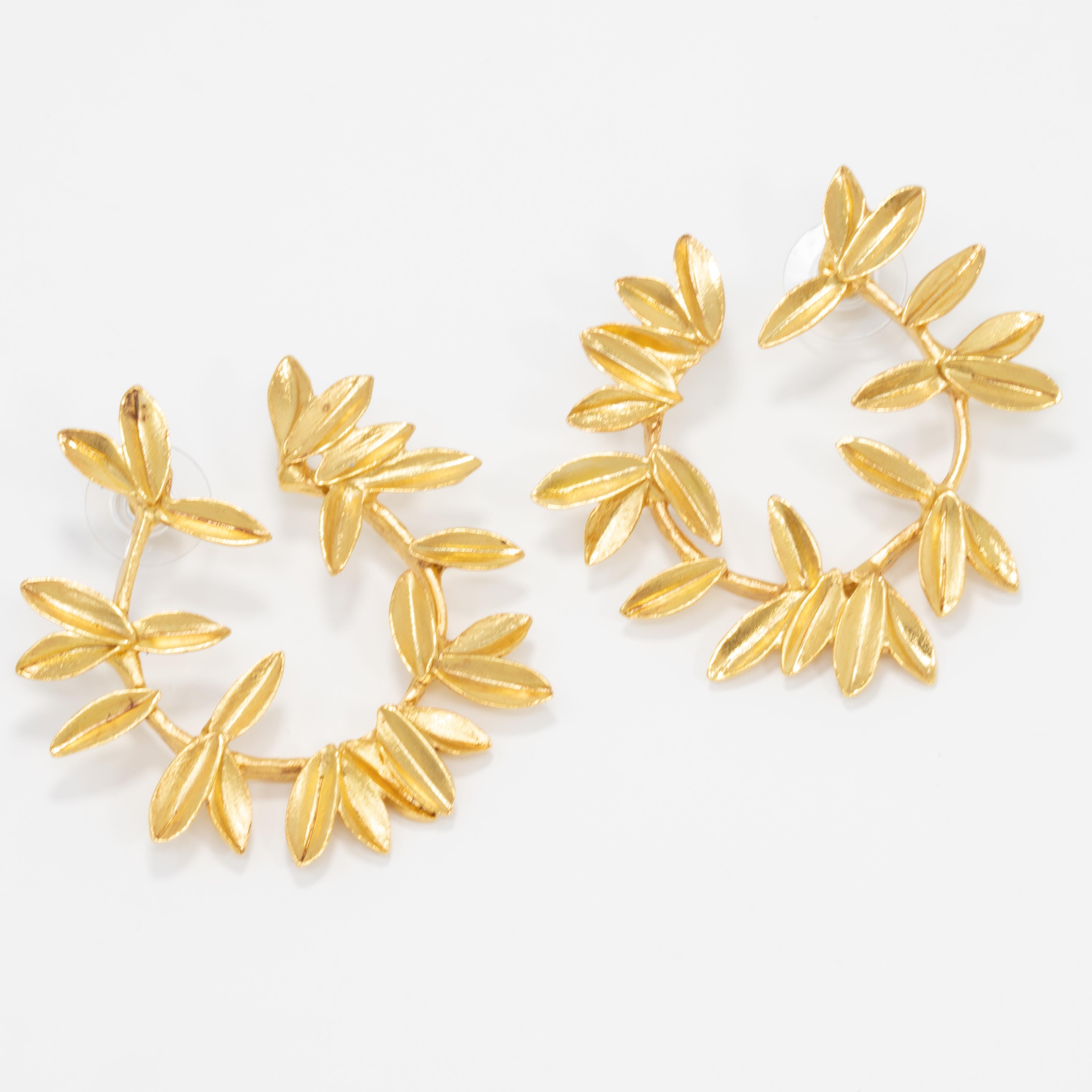 Bold statement flower open hoop earrings by Oscar de la Renta. Add a golden glow to your outfit!

Gold plated. Post backs.

Hallmarks: Oscar de la Renta, Made in USA