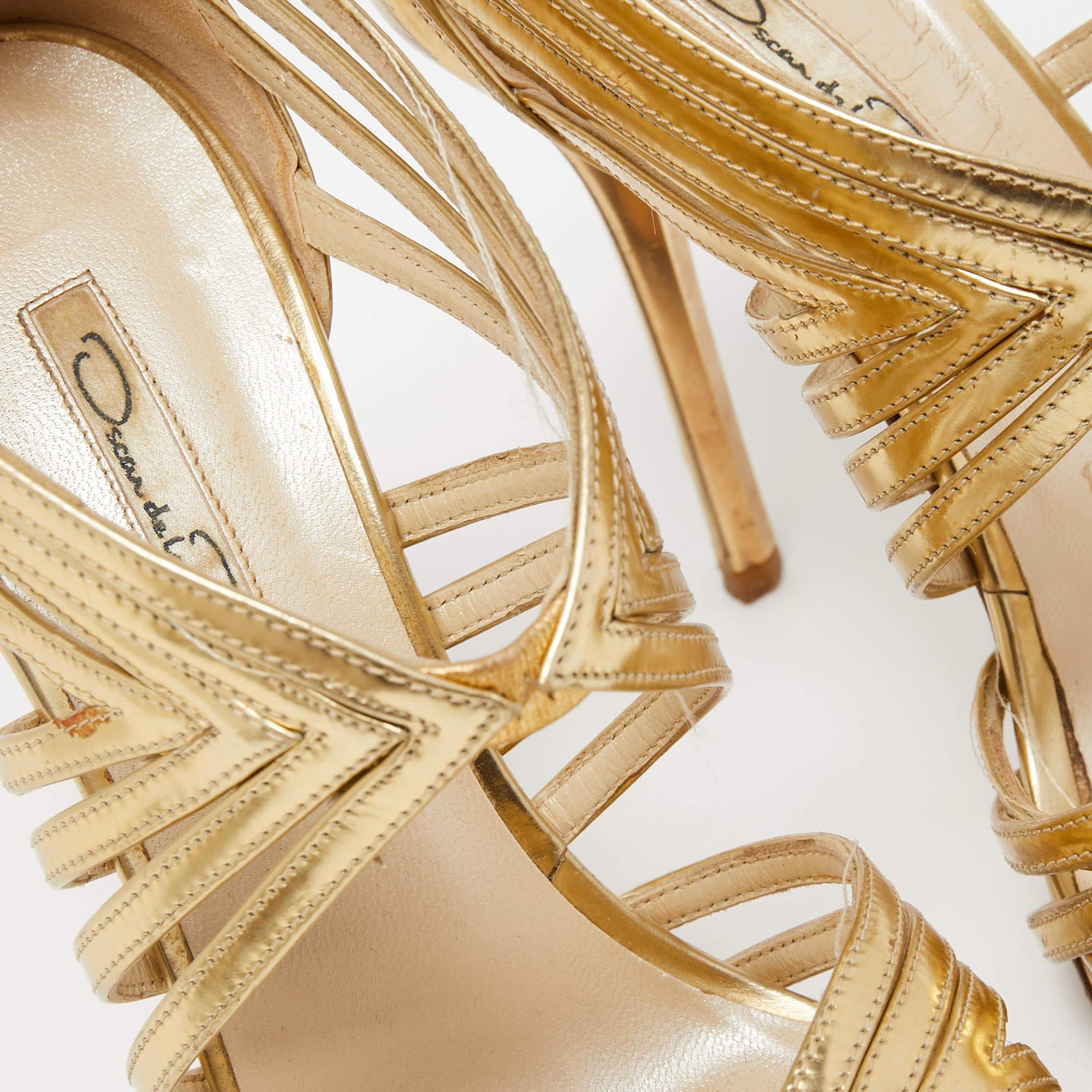Sandales à lanières Oscar de la Renta en cuir doré taille 37,5 Pour femmes en vente
