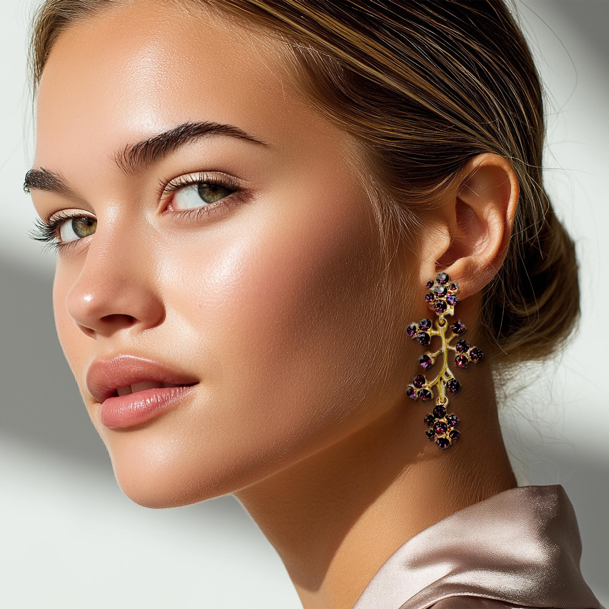 Vergoldete Oscar de la Renta Ohrringe mit amethystfarbenen Swarovski-Kristallen in floralem Tropfen-Design.

Diese vergoldeten Clip-Ohrringe von Oscar de la Renta zeigen ein lilafarbenes Branch-Motiv, das mit lebhaften Swarovski Amethyst-Kristallen