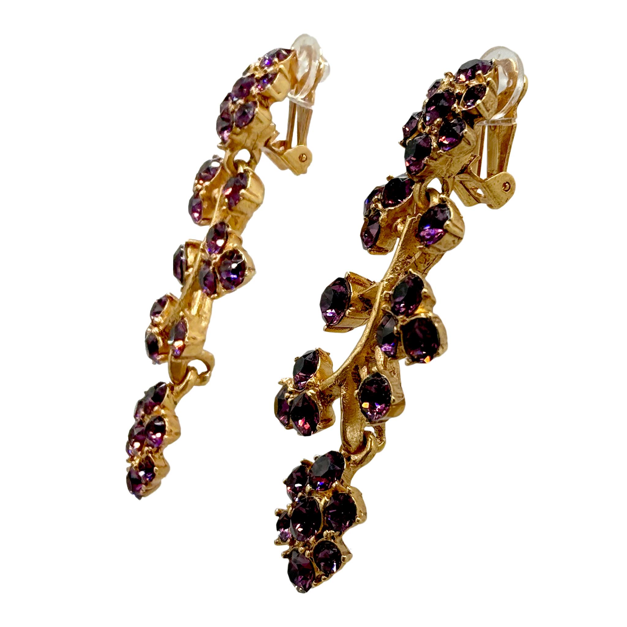Oscar De La Renta Vergoldete Ohrringe mit Amethystkristall und fliederfarbenem Branch Clip Tropfohrringe (Zeitgenössisch) im Angebot