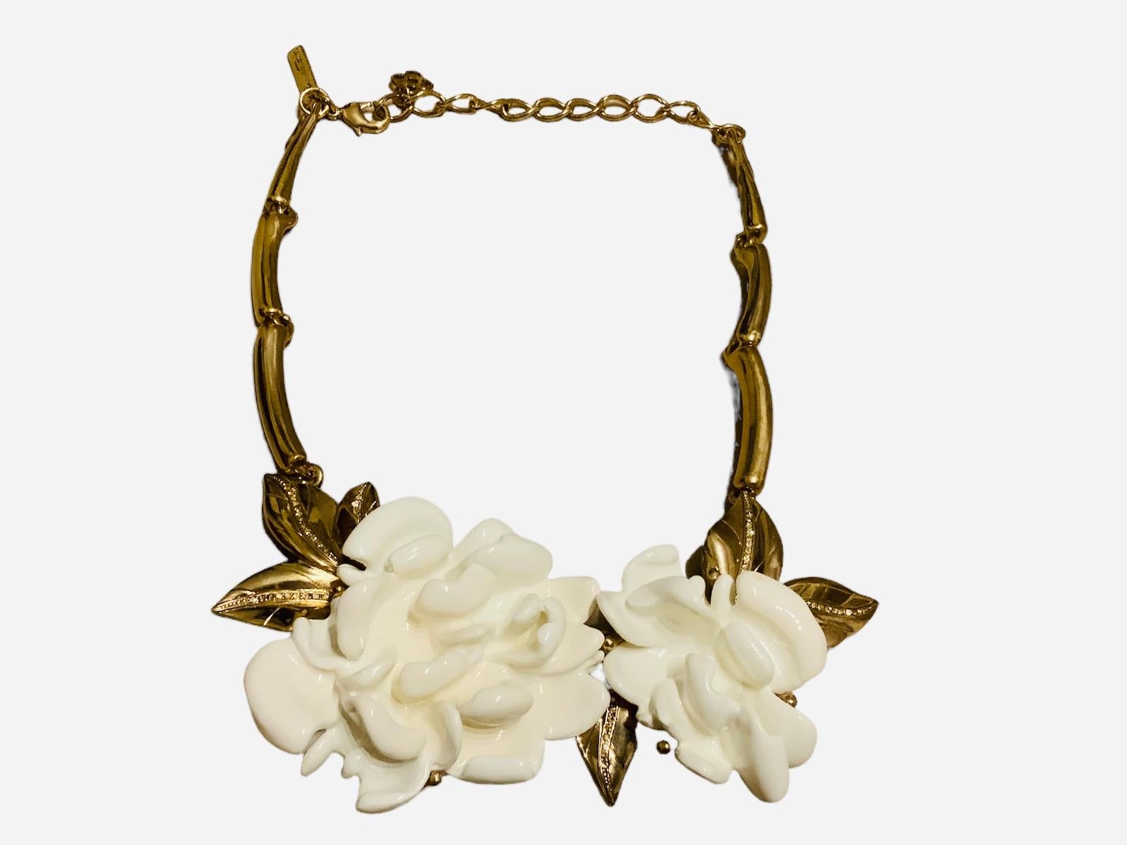 Oscar De La Renta Gold Plated Camellia Flowers Necklace In Good Condition For Sale In Guaynabo, PR