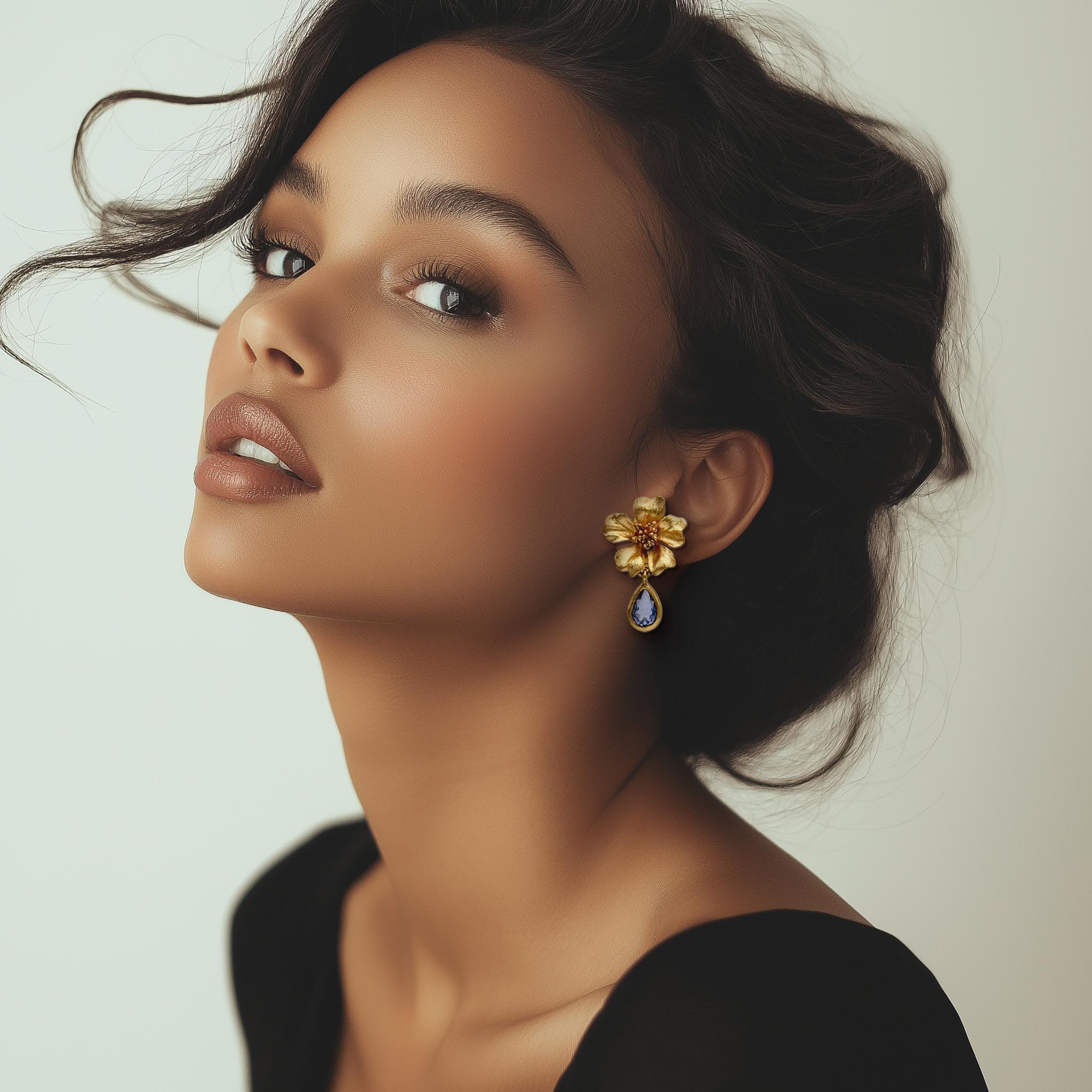 Gold-plated Oscar de la Renta dogwood flower earrings with teardrop-shaped crystals.

These Oscar de la Renta gold-plated earrings showcase sculptural dogwood blossoms paired with faceted Swarovski helios teardrop-shaped crystals. The floral