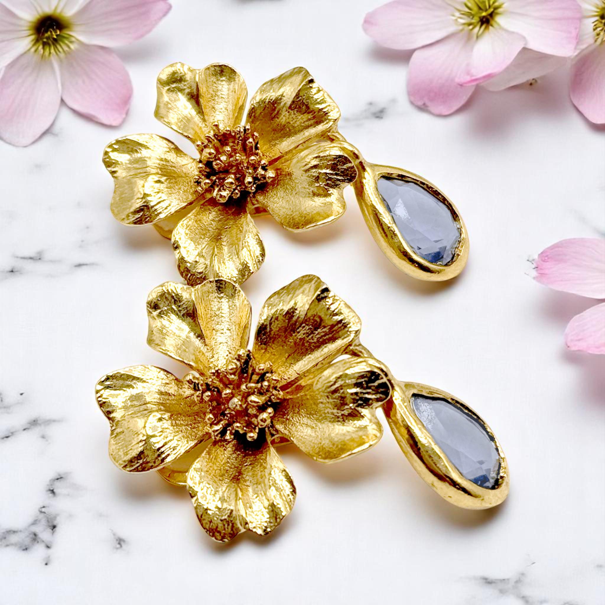 Oscar de la Renta Gold-Plated Dogwood Flower Clip Earrings with Crystal Teardrop In New Condition For Sale In Santa Monica, CA