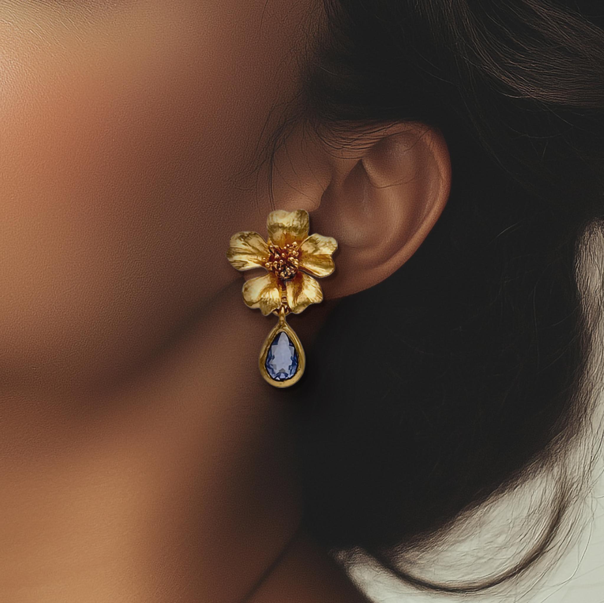 Oscar de la Renta Gold-Plated Dogwood Flower Clip Earrings with Crystal Teardrop For Sale 3