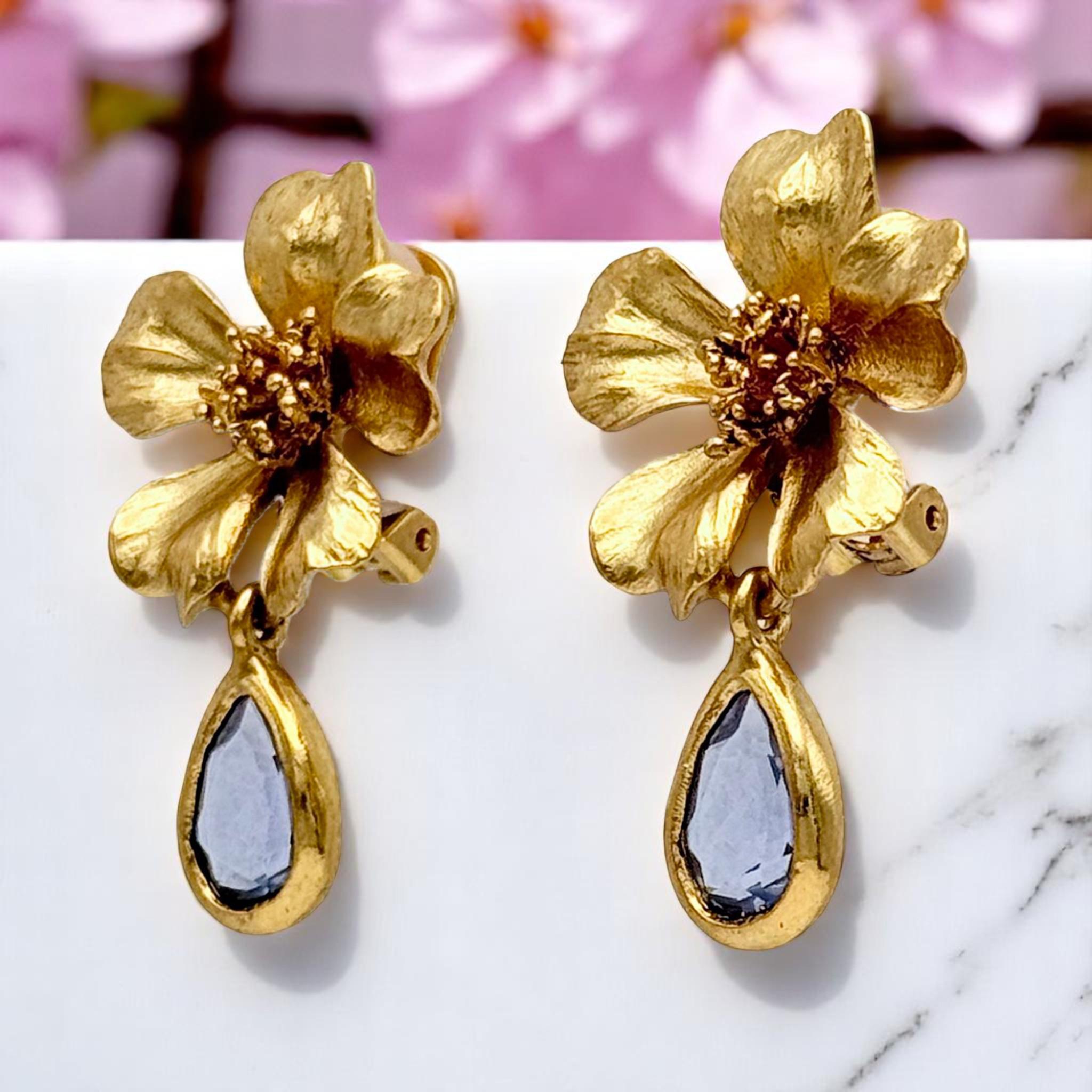 Oscar de la Renta Gold-Plated Dogwood Flower Clip Earrings with Crystal Teardrop For Sale 4