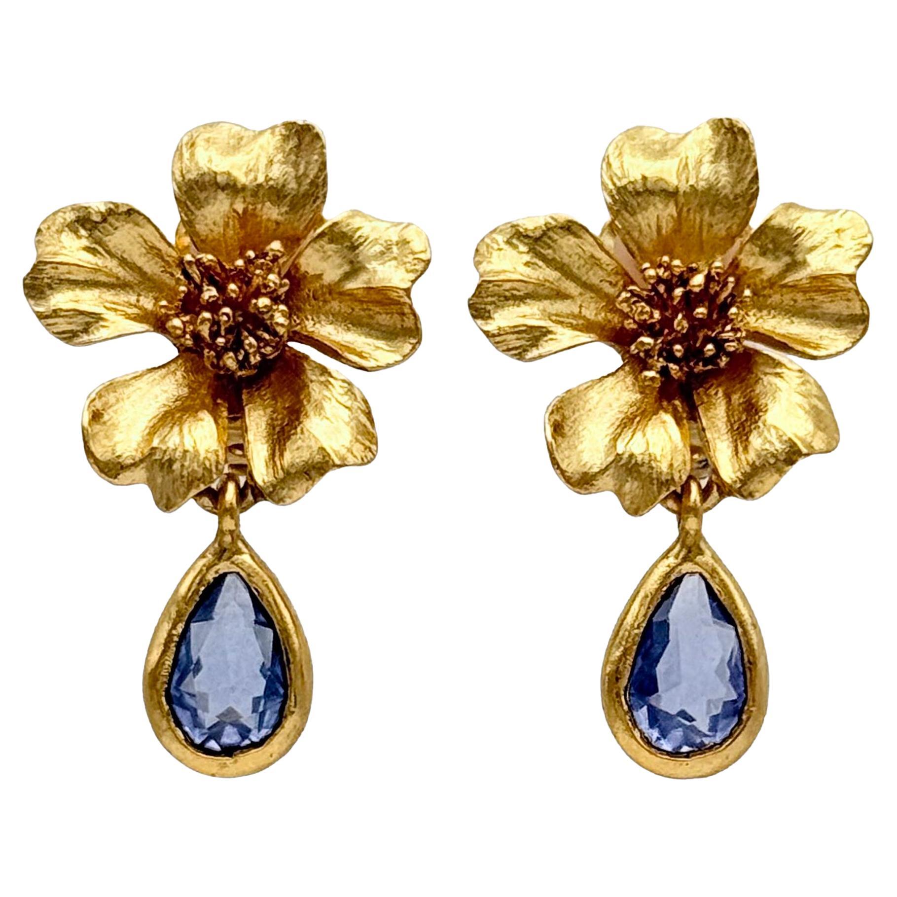 Oscar De La Renta Pendientes de clip Flor de cornejo bañados en oro con lágrima de cristal