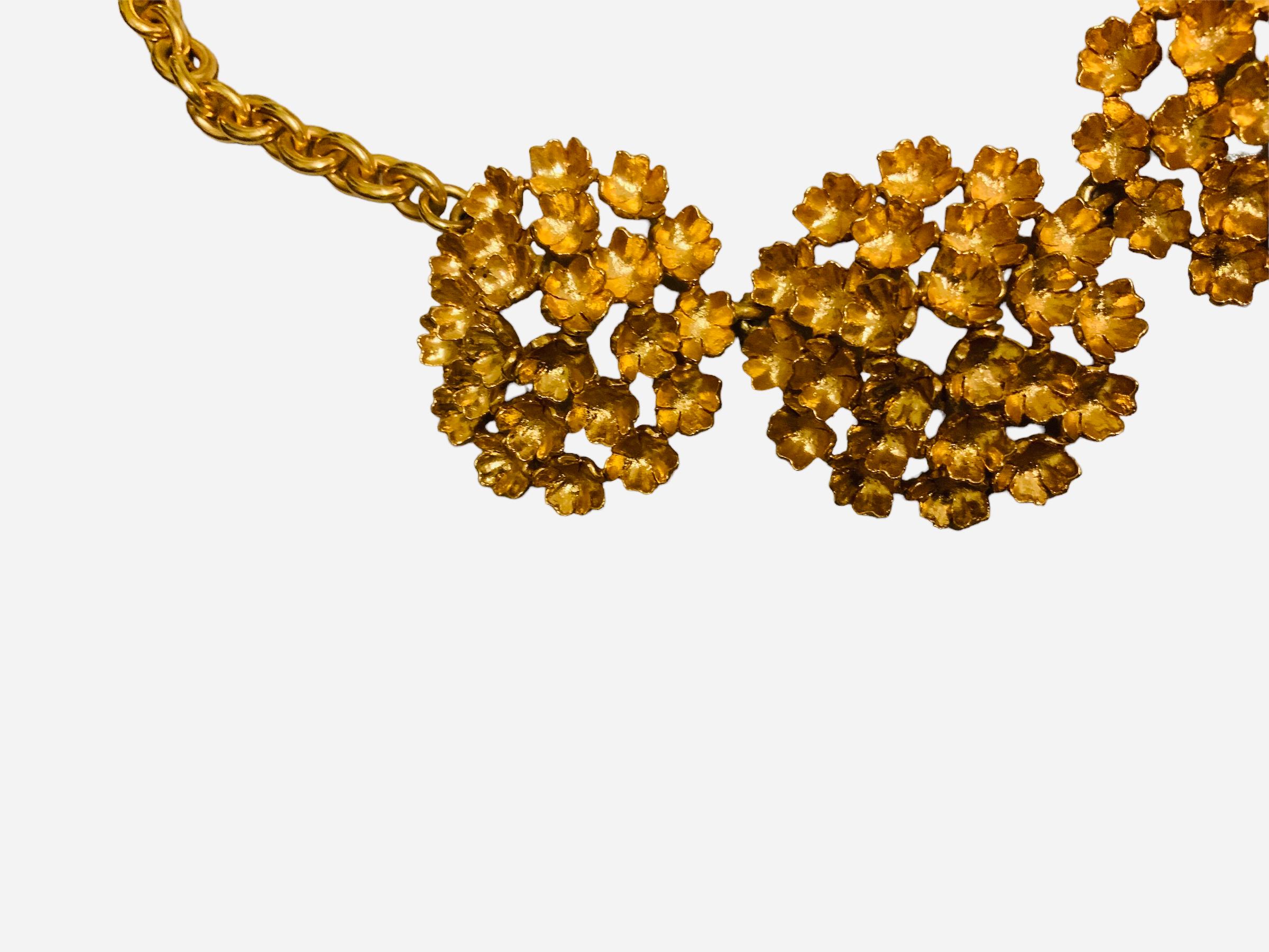Oscar De La Renta Gold Plated Flower Necklace In Good Condition For Sale In Guaynabo, PR