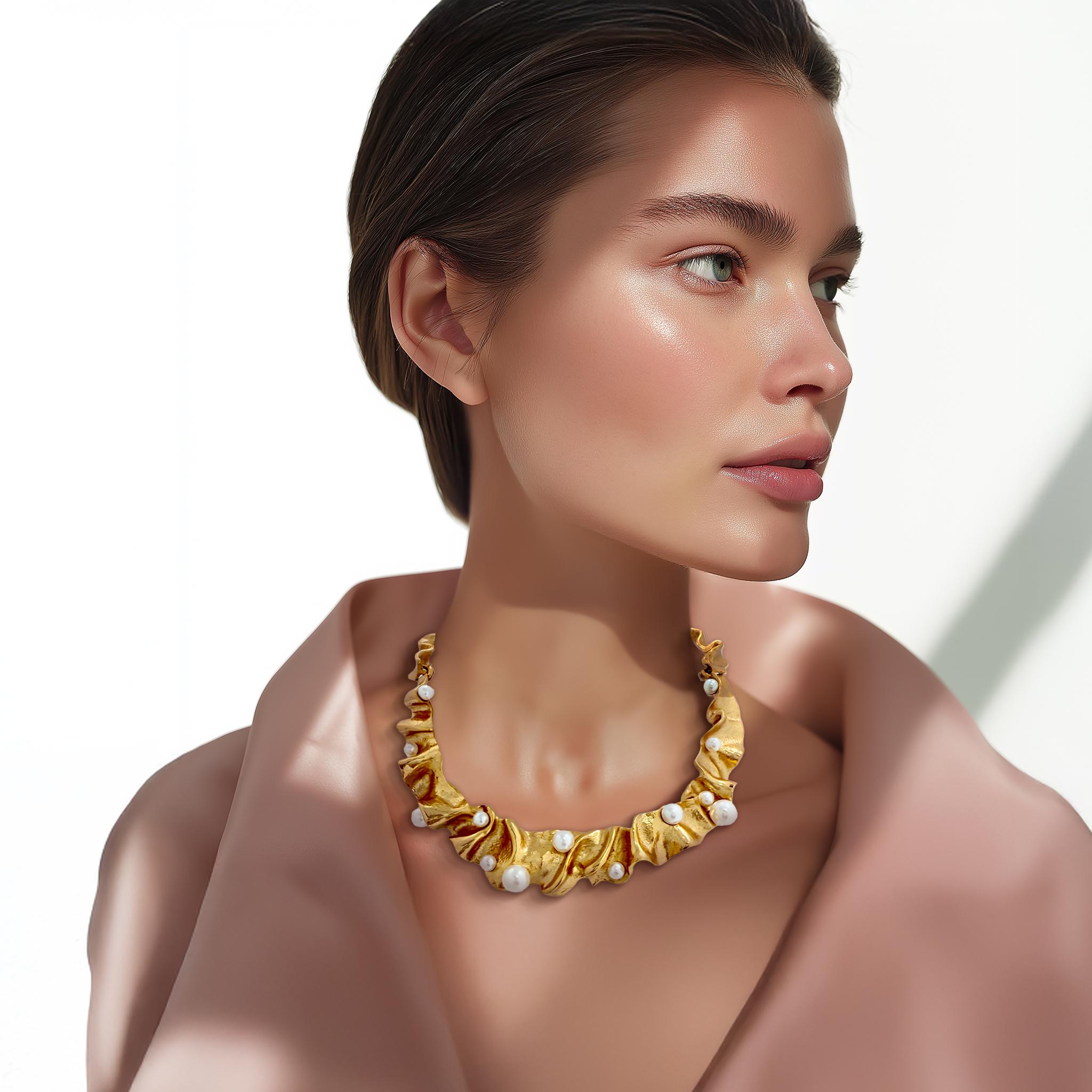 Collana contemporanea Oscar De La Renta con nastro pieghevole placcato oro e accenti di perle, regolabile fino a 20