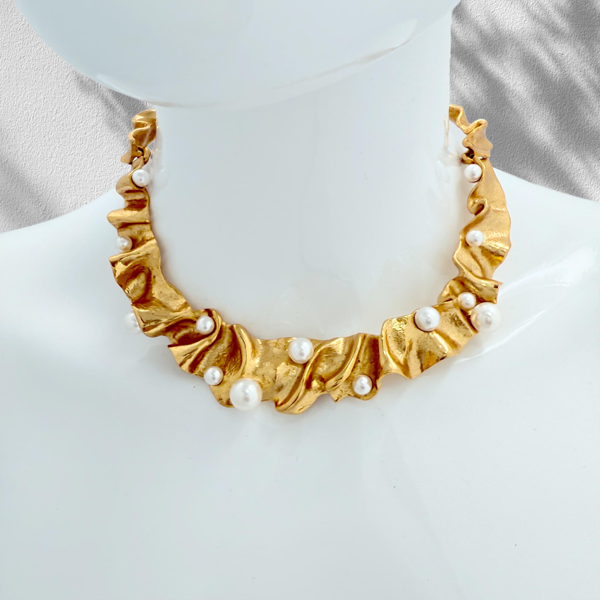 Contemporaneo Oscar De La Renta Collana con nastro Foldes placcato oro e accenti di perle in vendita
