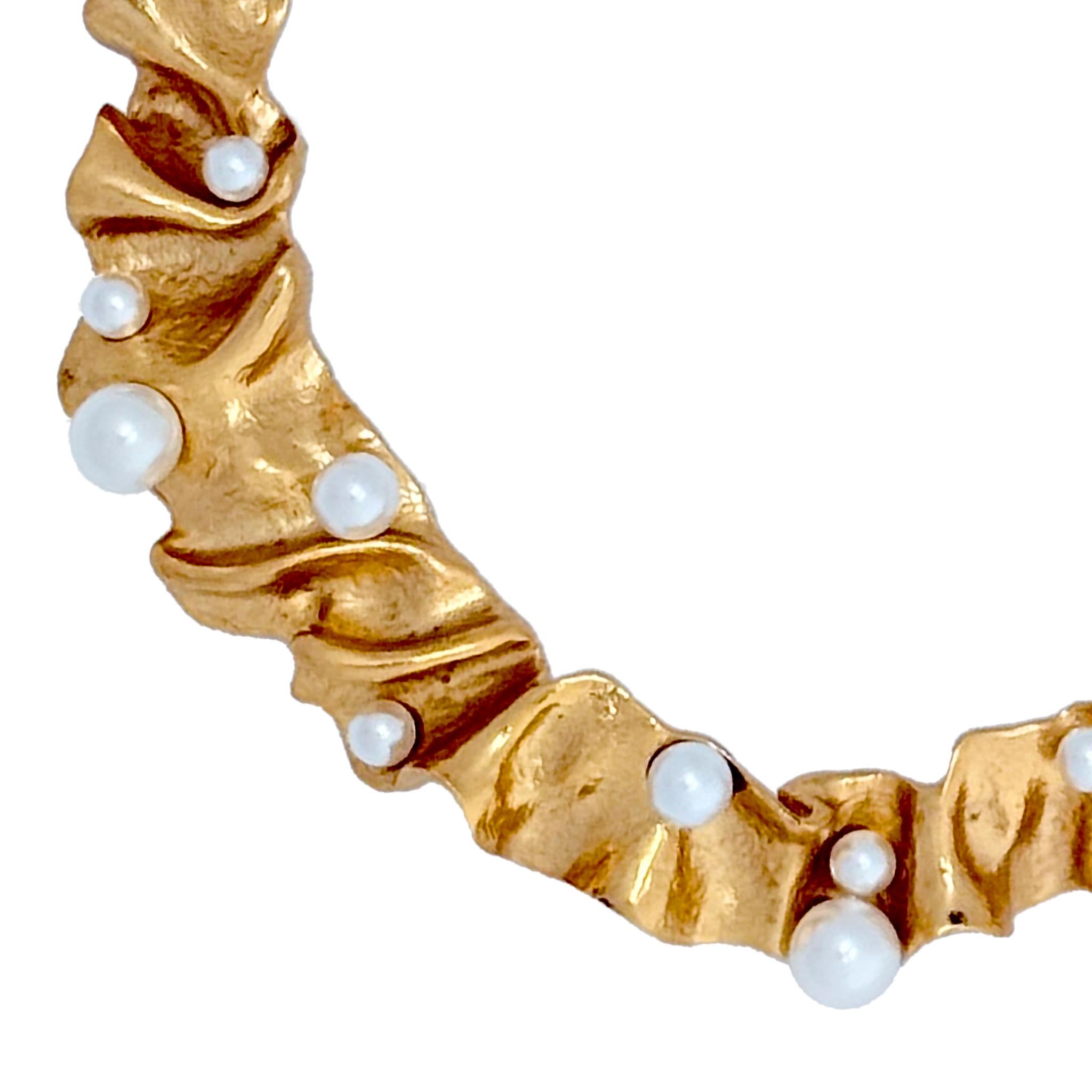 Oscar De La Renta Collana con nastro Foldes placcato oro e accenti di perle In condizioni Nuovo in vendita a Santa Monica, CA
