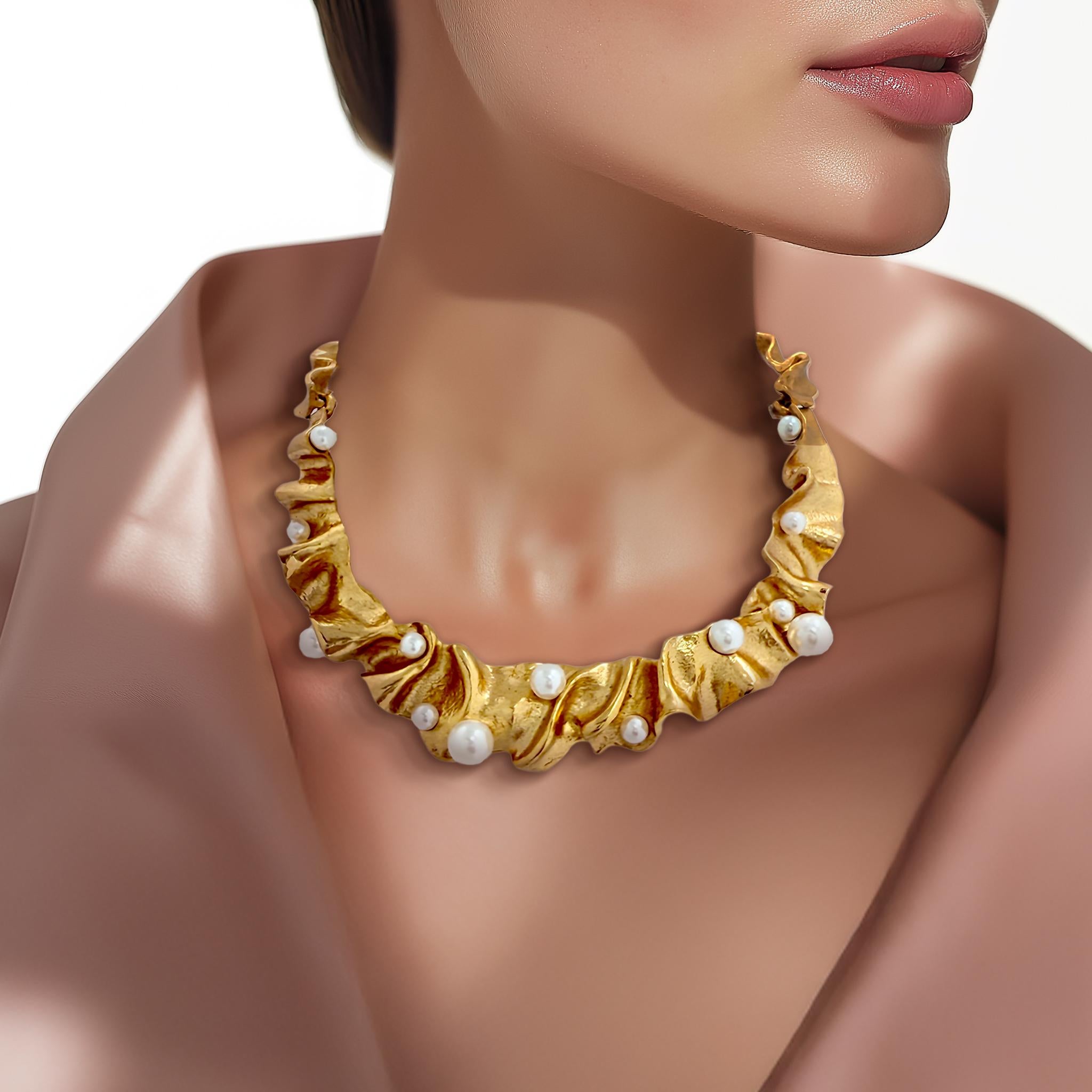 da uomo o donna Oscar De La Renta Collana con nastro Foldes placcato oro e accenti di perle in vendita