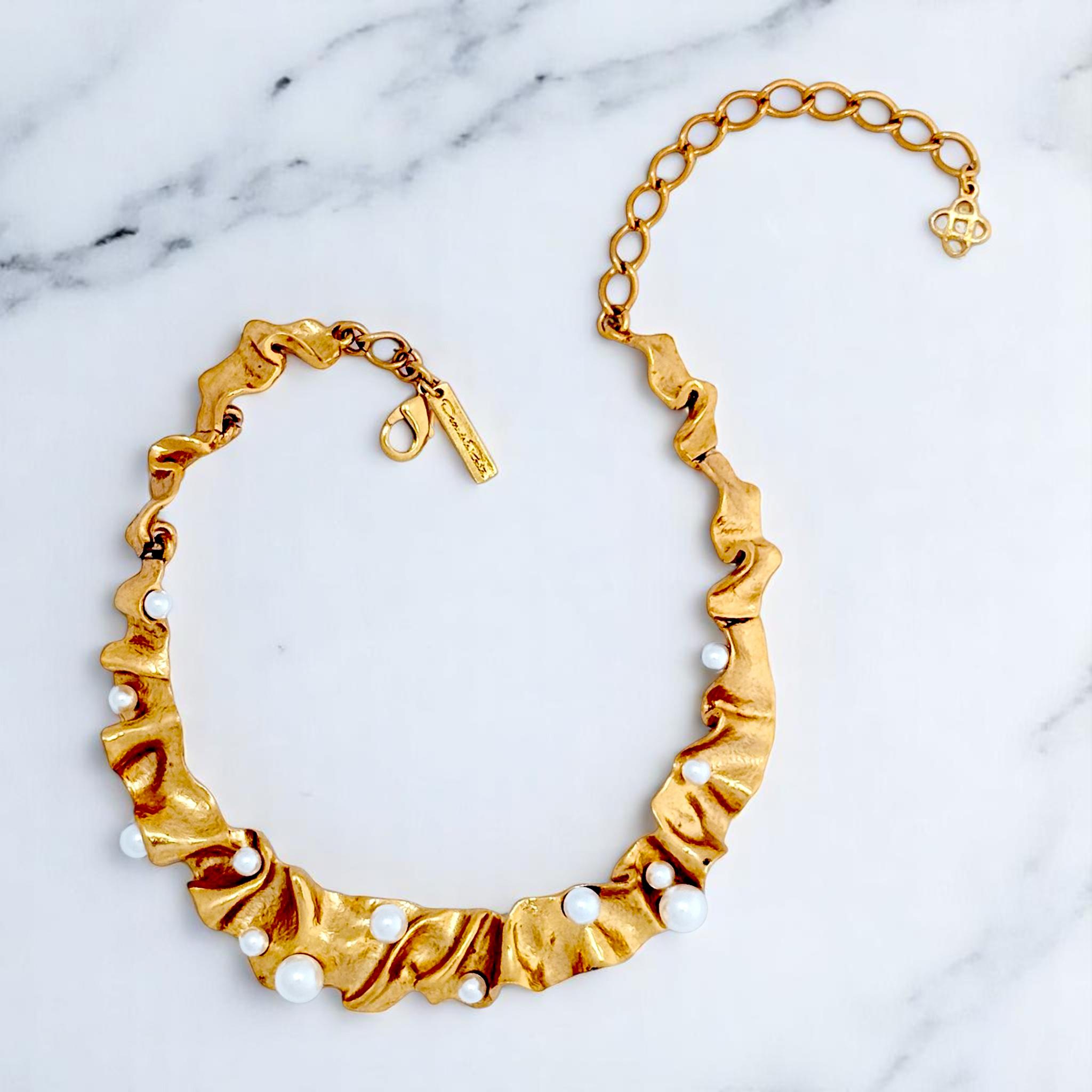 Oscar De La Renta Collana con nastro Foldes placcato oro e accenti di perle in vendita 1