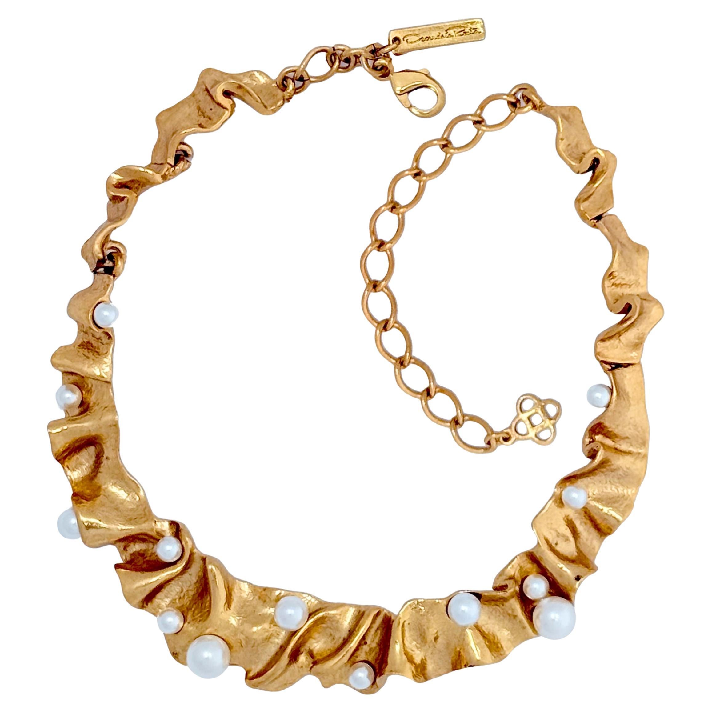 Oscar De La Renta Collana con nastro Foldes placcato oro e accenti di perle in vendita