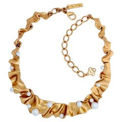 Oscar De La Renta Collana con nastro Foldes placcato oro e accenti di perle