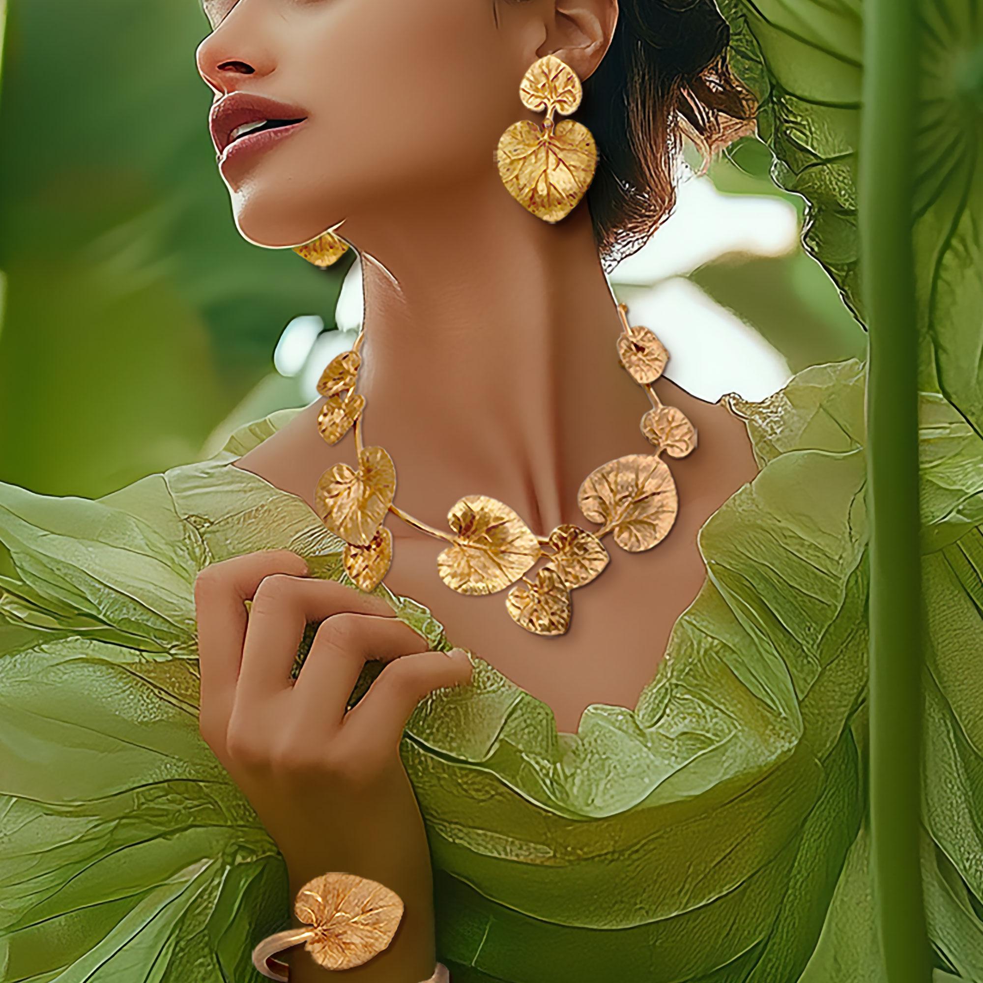 Collana con foglie di ninfea placcata oro di Oscar De La Renta con prolunga regolabile. Gioielli di lusso firmati. Raro design da collezione. Prodotto negli Stati Uniti.

La collana Oscar De La Renta placcata in oro con foglie di ninfea è un